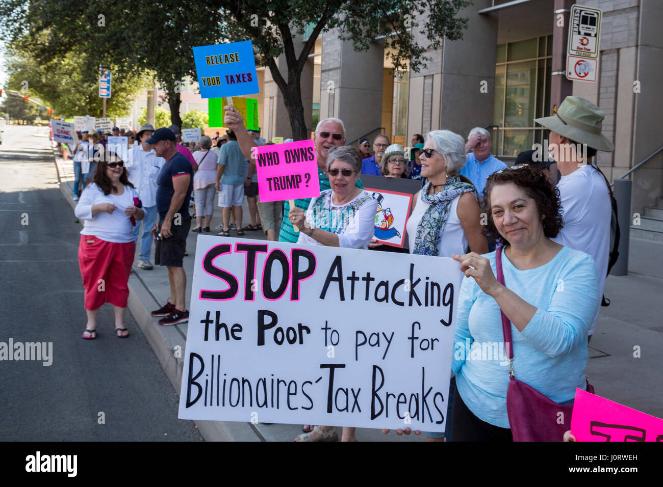 Tucson, Arizona, USA. 15 avril 2017. Des centaines se sont rassemblées devant le palais de justice fédéral sur la traditionnelle journée pour payer l'impôt fédéral sur le revenu pour exiger que le Président Donald Trump presse ses déclarations de revenus. Crédit : Jim West/Alamy Live News Banque D'Images