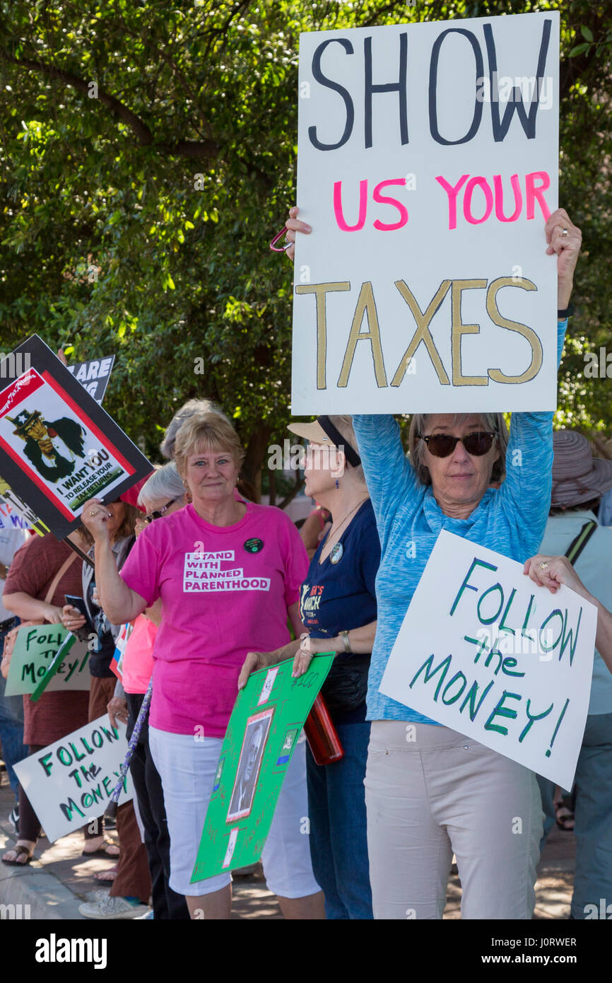 Tucson, Arizona, USA. 15 avril 2017. Des centaines se sont rassemblées devant le palais de justice fédéral sur la traditionnelle journée pour payer l'impôt fédéral sur le revenu pour exiger que le Président Donald Trump presse ses déclarations de revenus. Crédit : Jim West/Alamy Live News Banque D'Images