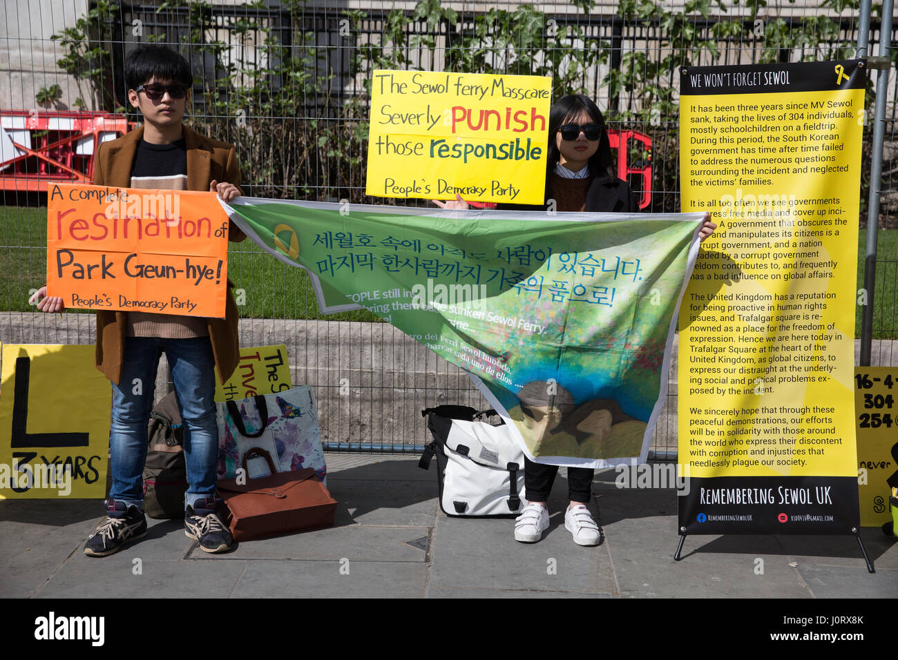 Londres, Royaume-Uni. 15 avril, 2017. Les membres de la communauté coréenne du Royaume-uni manifestation à Trafalgar Square au 3ème anniversaire de la catastrophe d'un traversier Sewol en Corée du Sud pour demander une enquête et de récupération des neuf personnes toujours portées disparues. Credit : Mark Kerrison/Alamy Live News Banque D'Images