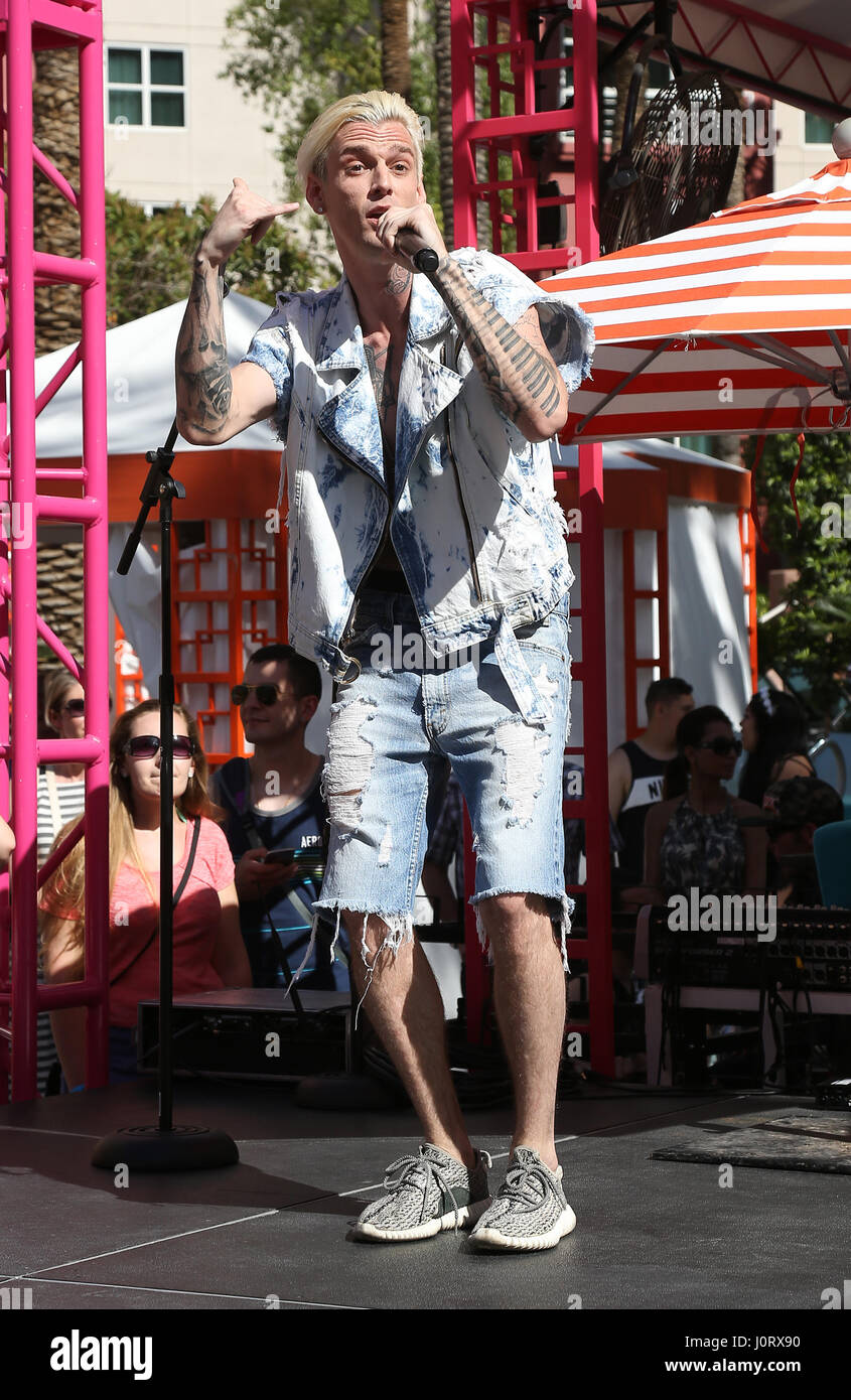 Las Vegas, NV, USA. Apr 15, 2017. 15 avril 2017 - Las Vegas, Nevada - Aaron Carter. Aaron Carter effectue au Flamingo RENDEZ-piscine. Crédit photo : MJT/AdMedia : Crédit Mjt/AdMedia/ZUMA/Alamy Fil Live News Banque D'Images