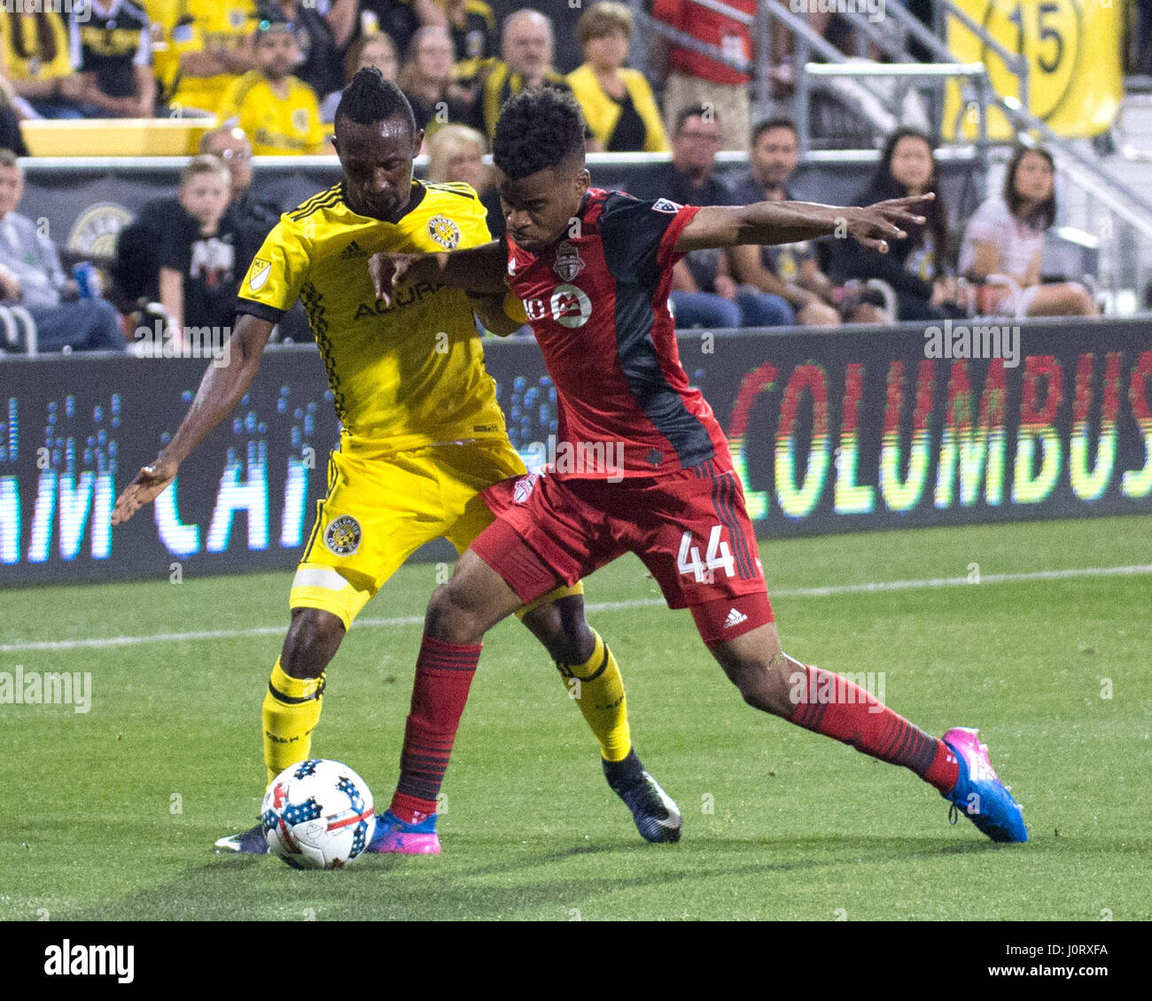 Columbus, Ohio, USA. 15 avril, 2017. Columbus Crew SC defender Harrison Afful (25) se bat pour la balle contre le Toronto FC en avant Raheem Edwards (44) dans leur jeu à Mapfe Stadium à Columbus, Ohio, USA. Brent Clark/Alamy Live News Banque D'Images