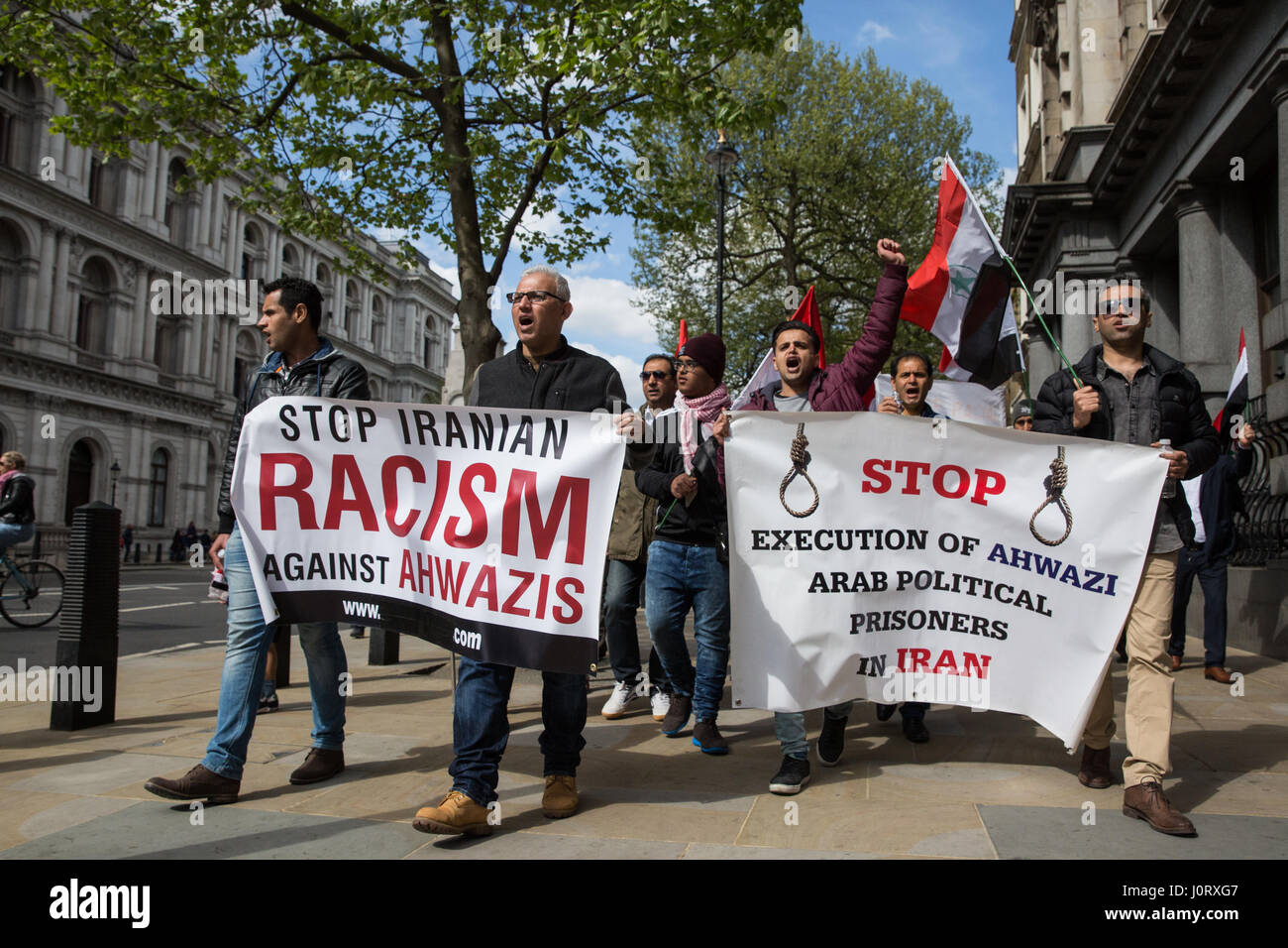 Londres, Royaume-Uni. 15 avril, 2017. Des militants d'origine arabe ahwazi en protestation contre les violations des droits de l'Whitehall commis contre la communauté arabe ahwazi en Iran. Credit : Mark Kerrison/Alamy Live News Banque D'Images