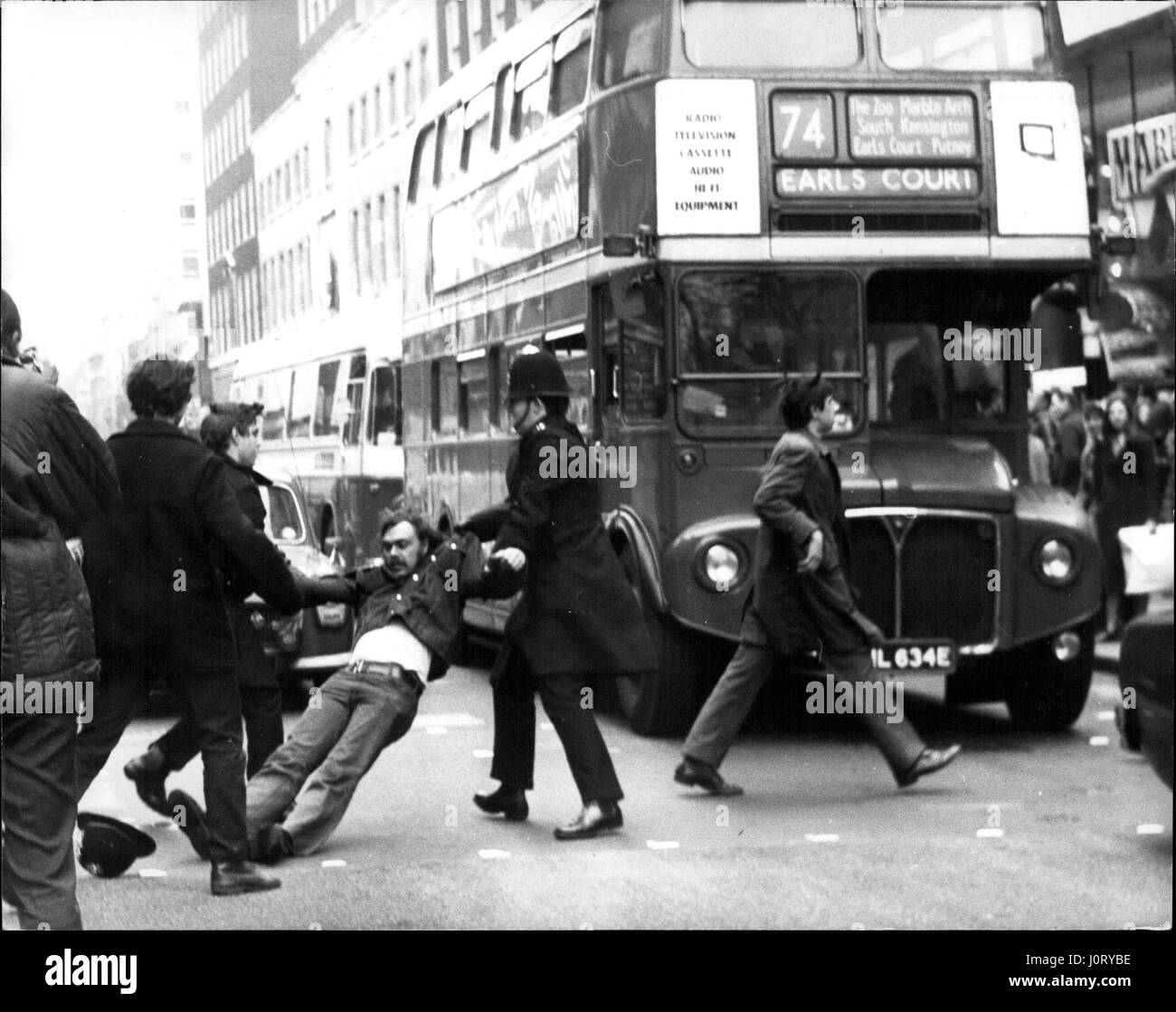 Le 12 décembre 1971 - tentative de bloquer la rue Oxford échoue : une manifestation anti-pollution - organisé par le Comité d'action Oxford Street - dont le but est d'interdire les voitures privées du centre de Londres, ont échoué dans leur tentative de bloquer la rue Oxford aujourd'hui. De nombreux manifestants, qui avaient apporté des centaines de ballons, ont été enlevés par la police. Photo montre un manifestant est enlevé par la police lors d'une tentative d'aujourd'hui à bloquer le trafic dans Oxford Street&gt ; (crédit Image : © Keystone Press Agency/Keystone USA par ZUMAPRESS.com) Banque D'Images