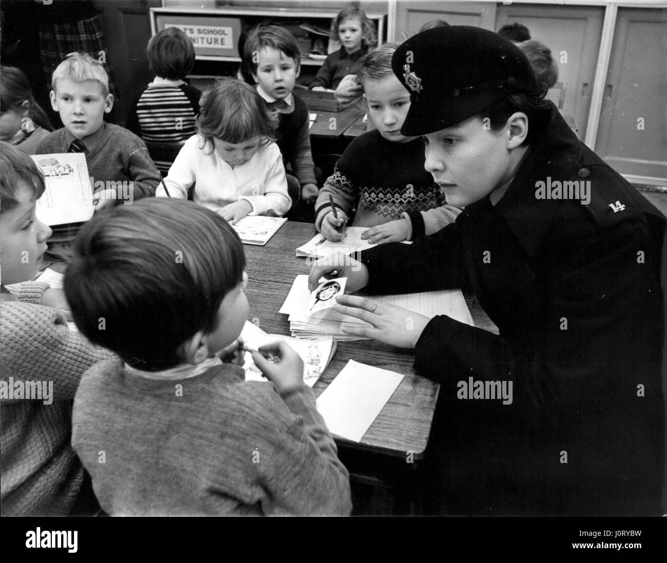 07 janvier 1966 - Dans une salle de classe - une tactique Jeu de cache-cache de policières Brenda Hunt s'est assis avec les enfants de cinq ans à son ancienne école hier et je leur ai demandé : ''Où est votre cachette préférée lorsque vous êtes hors de jouer'' ? - ''A votre amie Diane Tift un special la où elle aime jouer et se cacher'' ?'' pour les enfants de l'école dans Blackenall Heath Wallsall Staffordshire, le questionnaire simple semblait être un nouveau jeu sur le premier jour de l'expression. Mais à 21 ans, Brenda et cinq autres femmes c'était une affaire sérieuse de la chasse pour peu de Diane qui a disparu il y a huit jours. Fe Police Banque D'Images