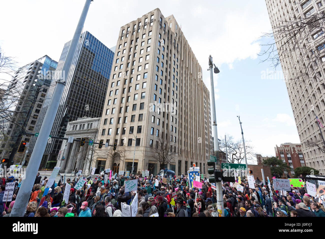 Seattle, Washington, USA. 15 avril, 2017. Des centaines de protestataires ont assisté à Seattle, mars impôt un rassemblement et sœur mars à la taxe nationale March), dans plus de 180 communautés à travers les États-Unis exigent que les militants Trump Président presse ses rapports d'impôt et de révéler ses relations d'affaires, liens financiers, et tout risque de conflit d'intérêts. Crédit : Paul Gordon/Alamy Live News Banque D'Images