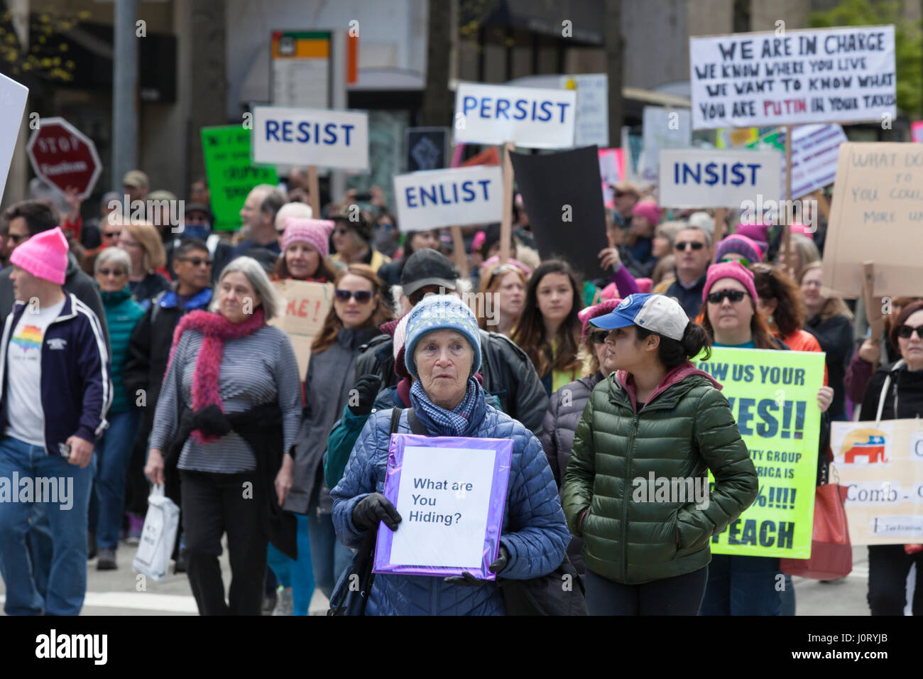 Seattle, Washington, USA. 15 avril, 2017. Des centaines de protestataires ont assisté à Seattle, mars impôt un rassemblement et sœur mars à la taxe nationale March), dans plus de 180 communautés à travers les États-Unis exigent que les militants Trump Président presse ses rapports d'impôt et de révéler ses relations d'affaires, liens financiers, et tout risque de conflit d'intérêts. Crédit : Paul Gordon/Alamy Live News Banque D'Images