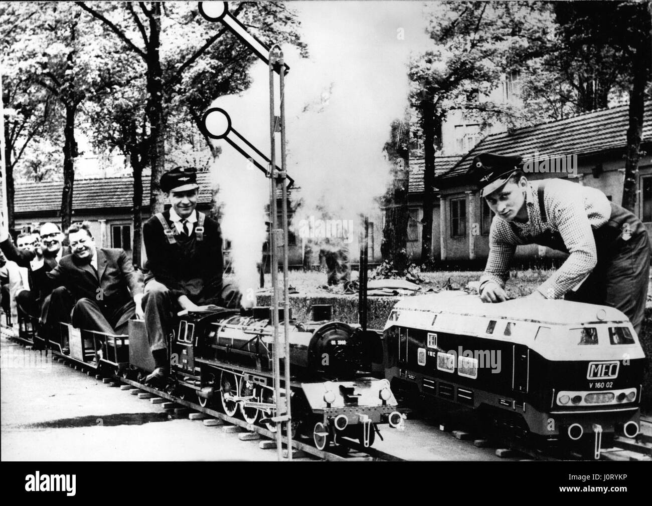 Mai 05, 1963 - Un paradis pour les fans de fer modèle. : a été mis en place à Kassel, Allemagne, pour la réunion annuelle de la société des amis des chemins de fer allemands. Un groupe de fans d'Essen a construire une ligne de train miniature à l'échelle 1:8 avec de petits moteurs, motordriven qui peut transporter le long de 10 personnes sur les petites voitures dans le parc de l'hôtel de ville de Kassel. (Crédit Image : © Keystone Press Agency/Keystone USA par ZUMAPRESS.com) Banque D'Images