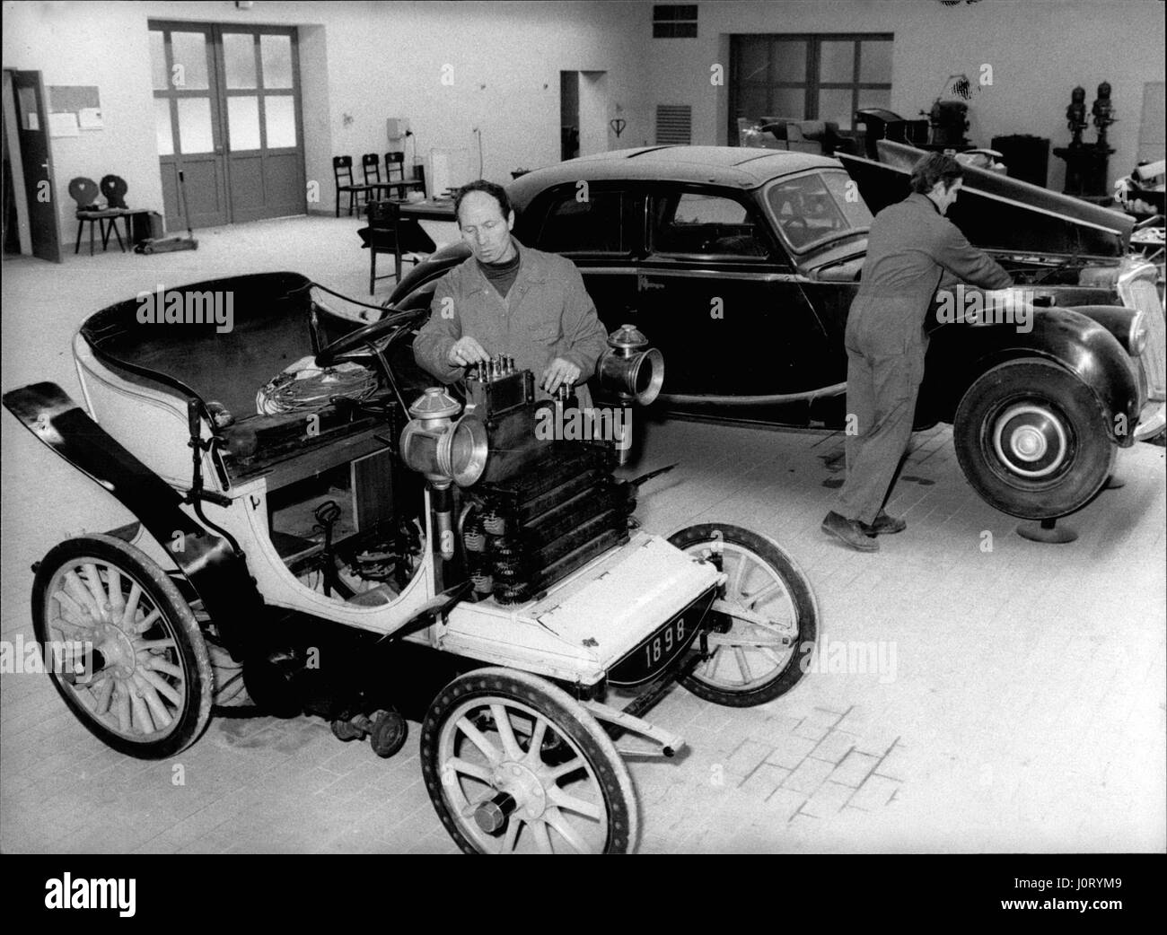 Avril 04, 1984 - Atelier spécial pour oldtimer restauration en voiture musée Mulhouse : un atelier spécial pour la restauration de voitures anciennes a été ouvert en Oldtimer Museum à Mulhouse (France( récemment. Grâce à un équipement complet incomplet peut être reproducted conformément à l'original. La photo montre une vue du nouveau atelier spécial. (Crédit Image : © Keystone Press Agency/Keystone USA par ZUMAPRESS.com) Banque D'Images