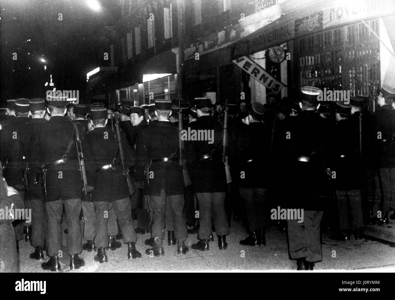 Dec. 12, 1964 - quarante voitures de police pour garder les étudiants tranquilles. : Police en Grande Force ere présent dans le quartier Latin où une manifestation organisée par les étudiants de Paris a eu lieu tard hier soir. La photo montre jusqu'à présent si bon, aucun affrontement avec la police tant que les étudiants se taisent. (Crédit image : © Keystone Press Agency/Keystone USA via ZUMAPRESS.com) Banque D'Images