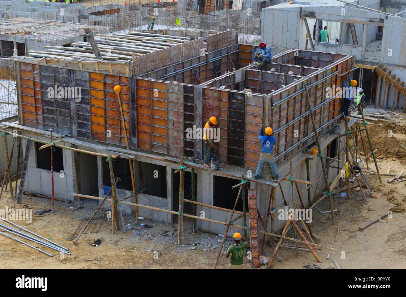 Manabi. 13 avr, 2017. Photo prise le 13 avril 2017 salons de maisons pour les victimes du tremblement de terre en 2016 dans la province de Manabi, Équateur. Le 16 avril marque le premier anniversaire du plus fort tremblement de terre Equateur ait jamais connue depuis 1979. Le puissant séisme de magnitude 7,8 a tué 673 personnes et laissé près de 12 000 personnes sans abri. Crédit : Carlos Rodriguez/ANDES/Xinhua/Alamy Live News Banque D'Images