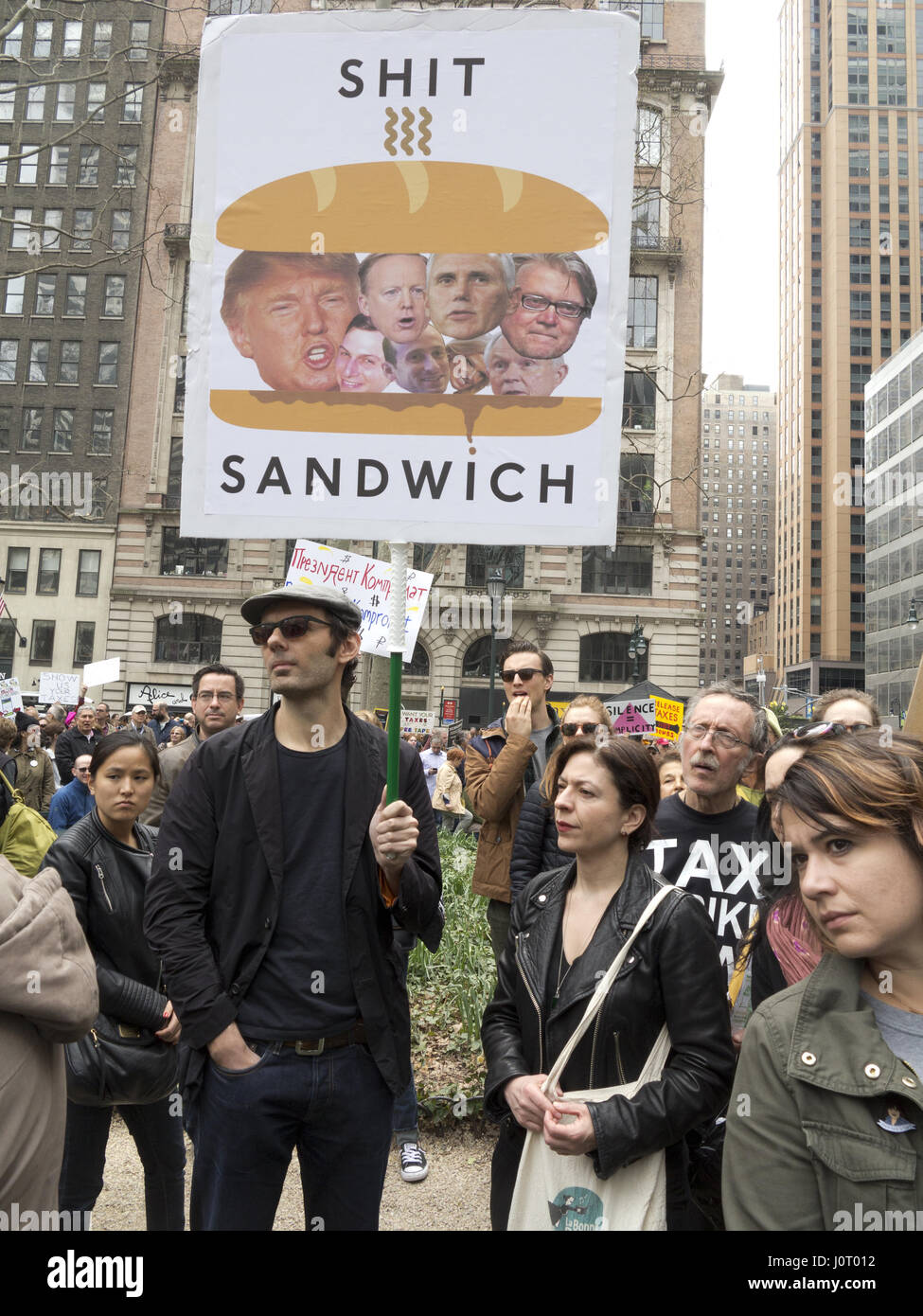 New York City, USA. 15 avril, 2017. Des milliers de manifestants en mars le jour de la demande d'impôt Mars Donald Trump presse ses impôts de sorte que les questions sur la source de son revenu et de la dette et ses liens avec d'autres gouvernements peuvent être répondues. ©Ethel Wolvovitz/Alamy Live News Banque D'Images
