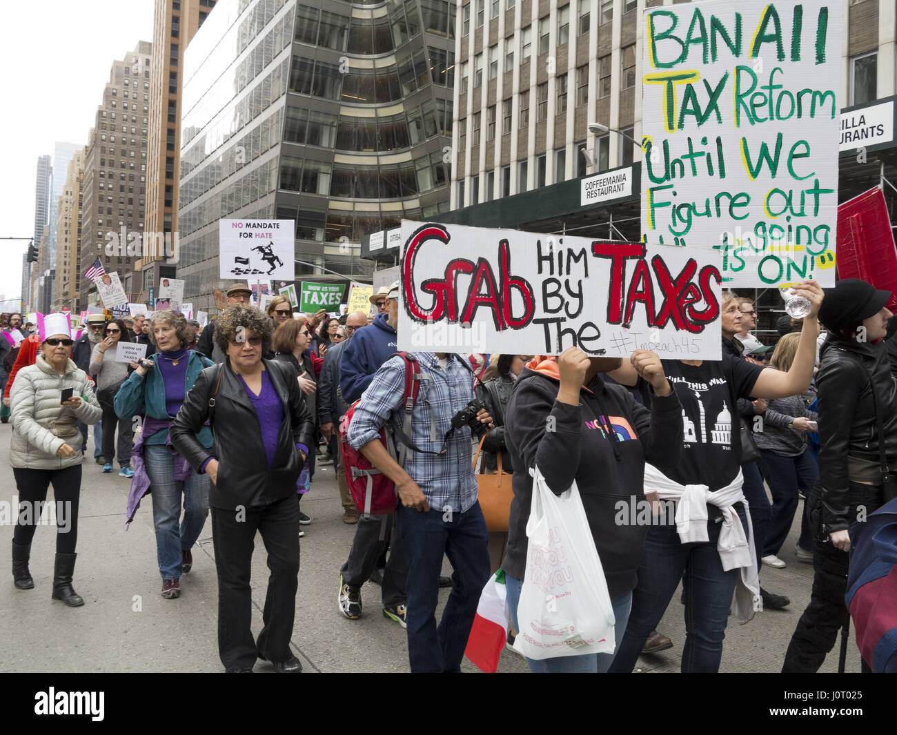 New York City, USA. 15 avril, 2017. Des milliers de manifestants en mars le jour de la demande d'impôt Mars Donald Trump presse ses impôts de sorte que les questions sur la source de son revenu et de la dette et ses liens avec d'autres gouvernements peuvent être répondues. ©Ethel Wolvovitz/Alamy Live News Banque D'Images