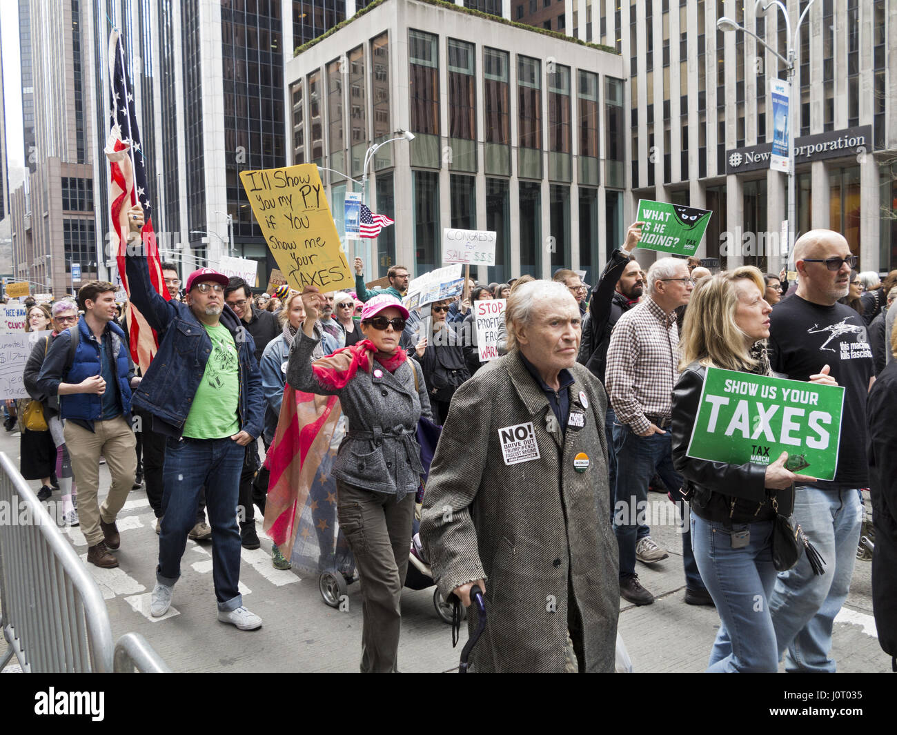 New York City, USA. 15 avril, 2017. Des milliers de manifestants en mars le jour de la demande d'impôt Mars Donald Trump presse ses impôts de sorte que les questions sur la source de son revenu et de la dette et ses liens avec d'autres gouvernements peuvent être répondues. ©Ethel Wolvovitz/Alamy Live News Banque D'Images