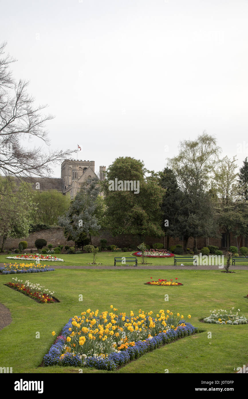 Peterborough, Royaume-Uni. Dimanche 16 avril 2017. UK : météo nuageux commencent à dimanche de Pâques en la cathédrale de Peterborough. Services Le dimanche de Pâques commence avec la sainte communion à 8h00, suivi par les matines et la cathédrale eucharistie.Easter célèbre la résurrection de Jésus après sa crucifixion, qui est marqué sur le Vendredi saint. Les chrétiens croient qu'il est ressuscité trois jours plus tard. Les trois jours sont connus par l'Église comme le Triduum pascal. Credit : WansfordPhoto/Alamy Live News Banque D'Images