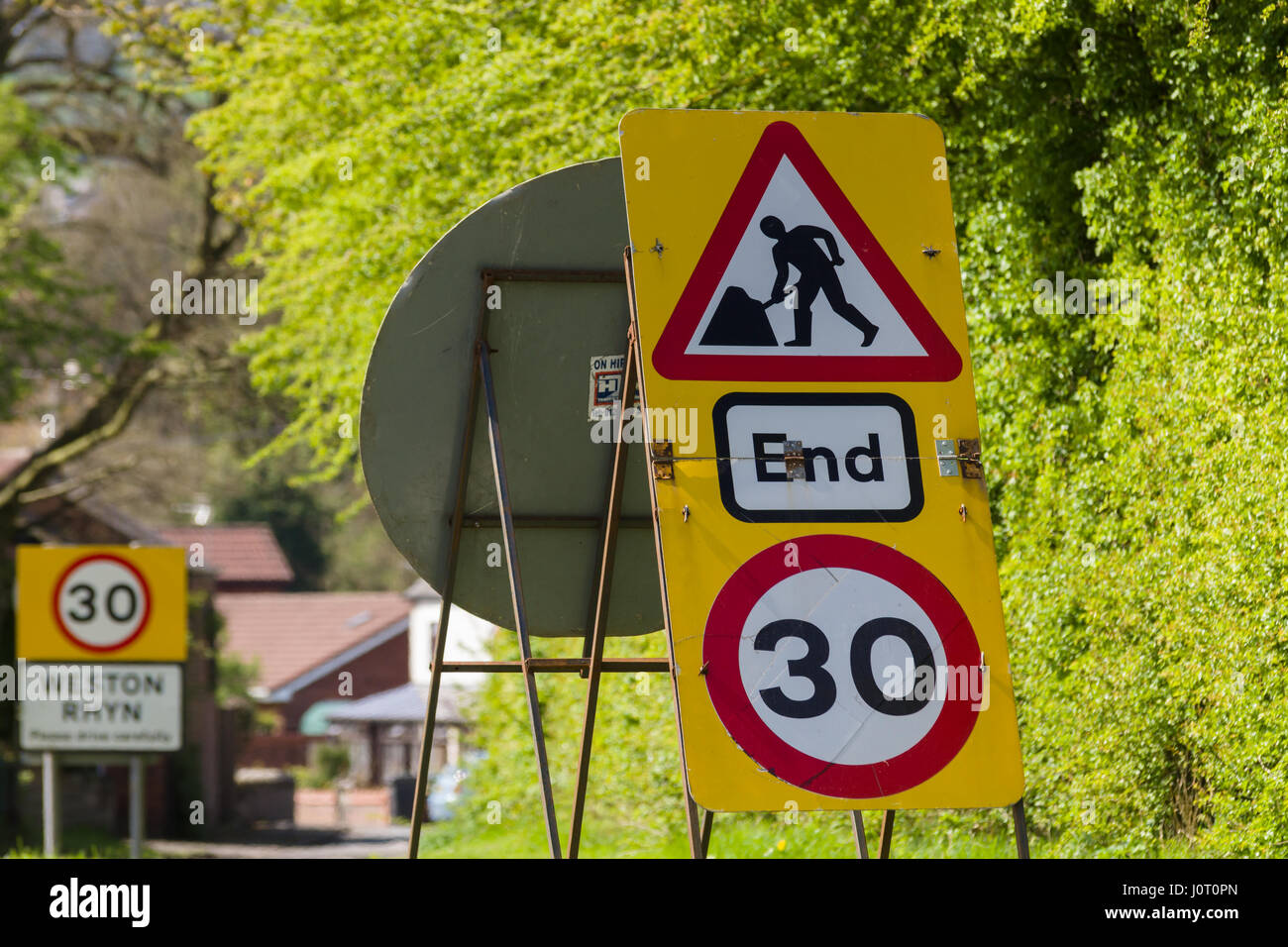 Weston Rhyn, Shropshire, au Royaume-Uni. 15 avril, 2017. Sûreté à long terme fonctionne sur le rond-point de l'en sur l'Gledrid A5 / A483 la route principale de Shropshire en Angleterre vers le nord du Pays de Galles. Les travaux ont entraîné des retards et la queue dos pendant les vacances de Pâques pour conduite dans le pays de Galles et sont dues pour l'achèvement en juin 2017. Photo : Alamy/Pimborough Live News. Banque D'Images