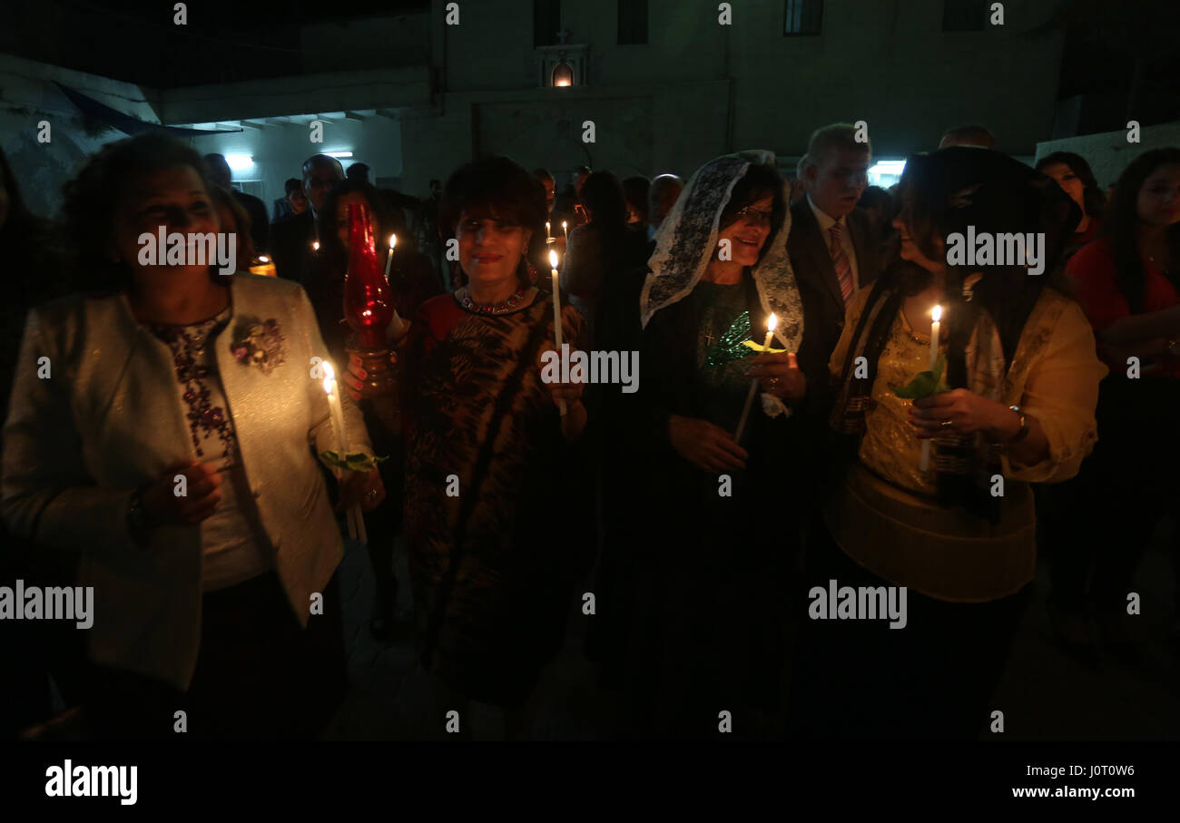 La ville de Gaza, bande de Gaza, territoire palestinien. Apr 15, 2017. Les fidèles chrétiens orthodoxes assister à une prière au cours de la veille de Pâques la messe à l'église Saint Jean Favier dans la ville de Gaza, samedi, 15 avril, 2017. Les chrétiens se sont rassemblés à l'église pour la cérémonie du feu qui célèbre la résurrection de Jésus : Crédit Mohammed Asad APA/Images/ZUMA/Alamy Fil Live News Banque D'Images