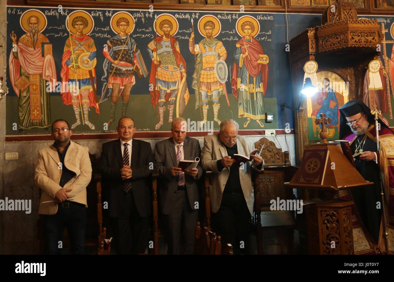 La ville de Gaza, bande de Gaza, territoire palestinien. Apr 15, 2017. Les fidèles chrétiens orthodoxes assister à une prière au cours de la veille de Pâques la messe à l'église Saint Jean Favier dans la ville de Gaza, samedi, 15 avril, 2017. Les chrétiens se sont rassemblés à l'église pour la cérémonie du feu qui célèbre la résurrection de Jésus : Crédit Mohammed Asad APA/Images/ZUMA/Alamy Fil Live News Banque D'Images