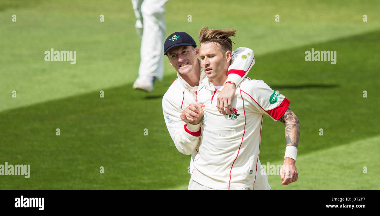 Londres, Royaume-Uni. 16 avril, 2017. Kyle Jarvis obtient une accolade de Vilas Dane après obtention du guichet de Rory Burns bowling for Lancashire contre Surrey sur la troisième journée du Championnat du comté de Specsavers à l'Ovale. David Rowe/Alamy Live News Banque D'Images