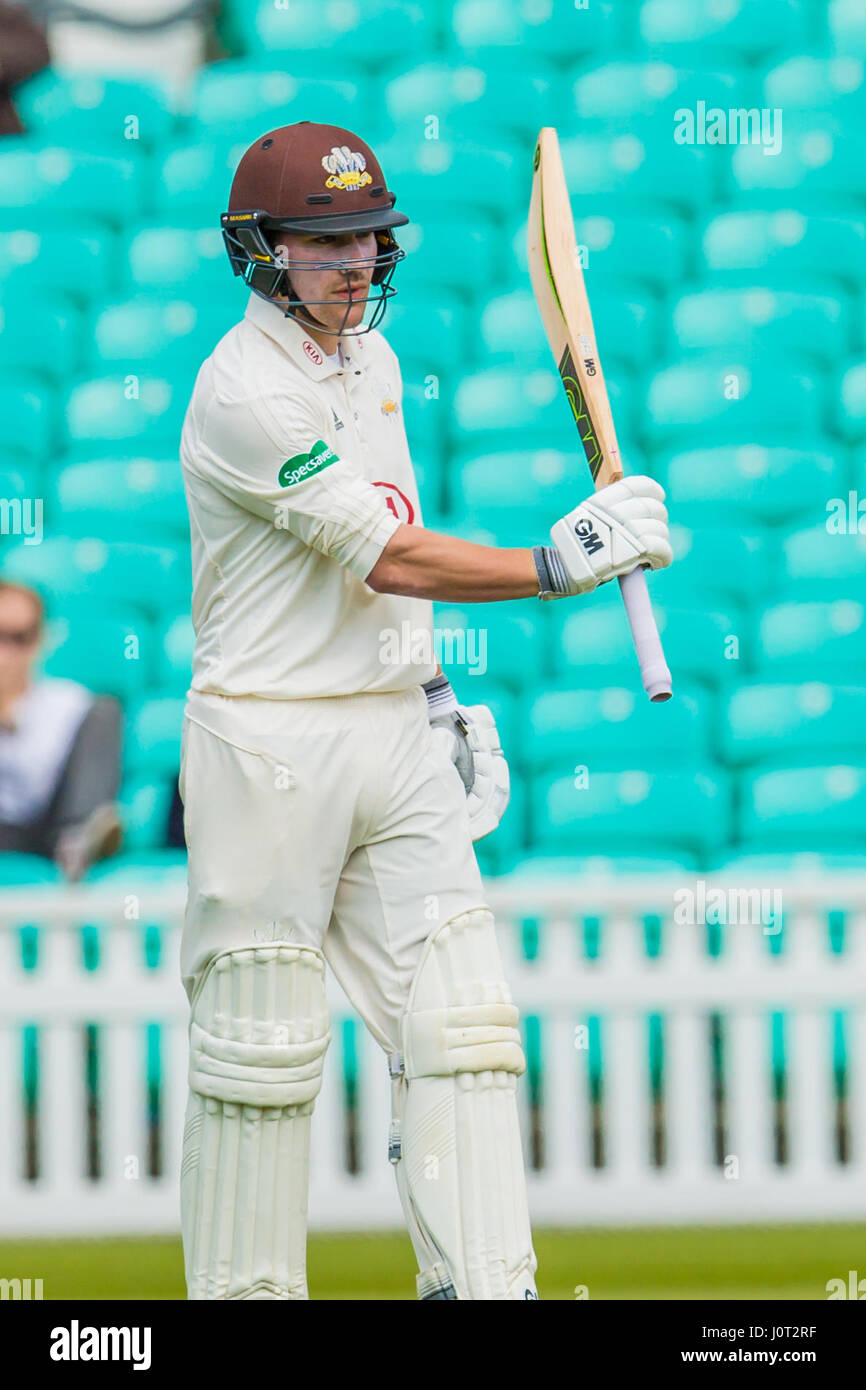 Londres, Royaume-Uni. 16 avril, 2017. Rory Burns arrive à 50 pour Surrey au bâton contre Lancashire sur la troisième journée du Championnat du comté de Specsavers à l'Ovale. David Rowe/Alamy Live News Banque D'Images