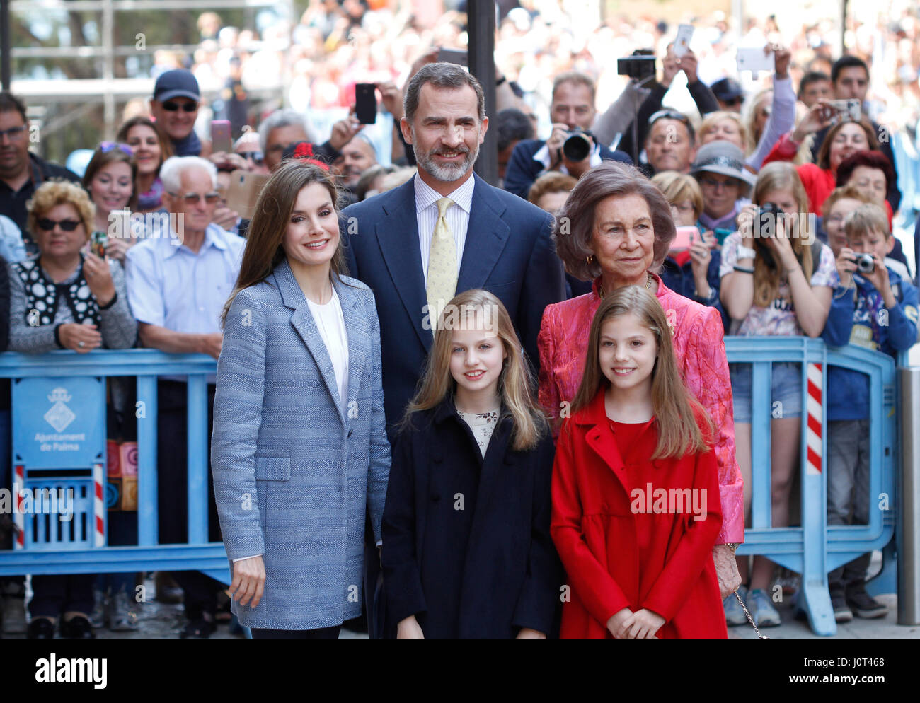Palma de Mallorca, Espagne. 16 avr, 2017 Les rois d'Espagne Felipe et Letizia avec leurs filles l'infante Sofia et la princesse Leonor arrivant dans la cathédrale de Palma de Majorque, à la résurrection, masse de Pâques. Credit : Mafalda/Alamy Live News Banque D'Images