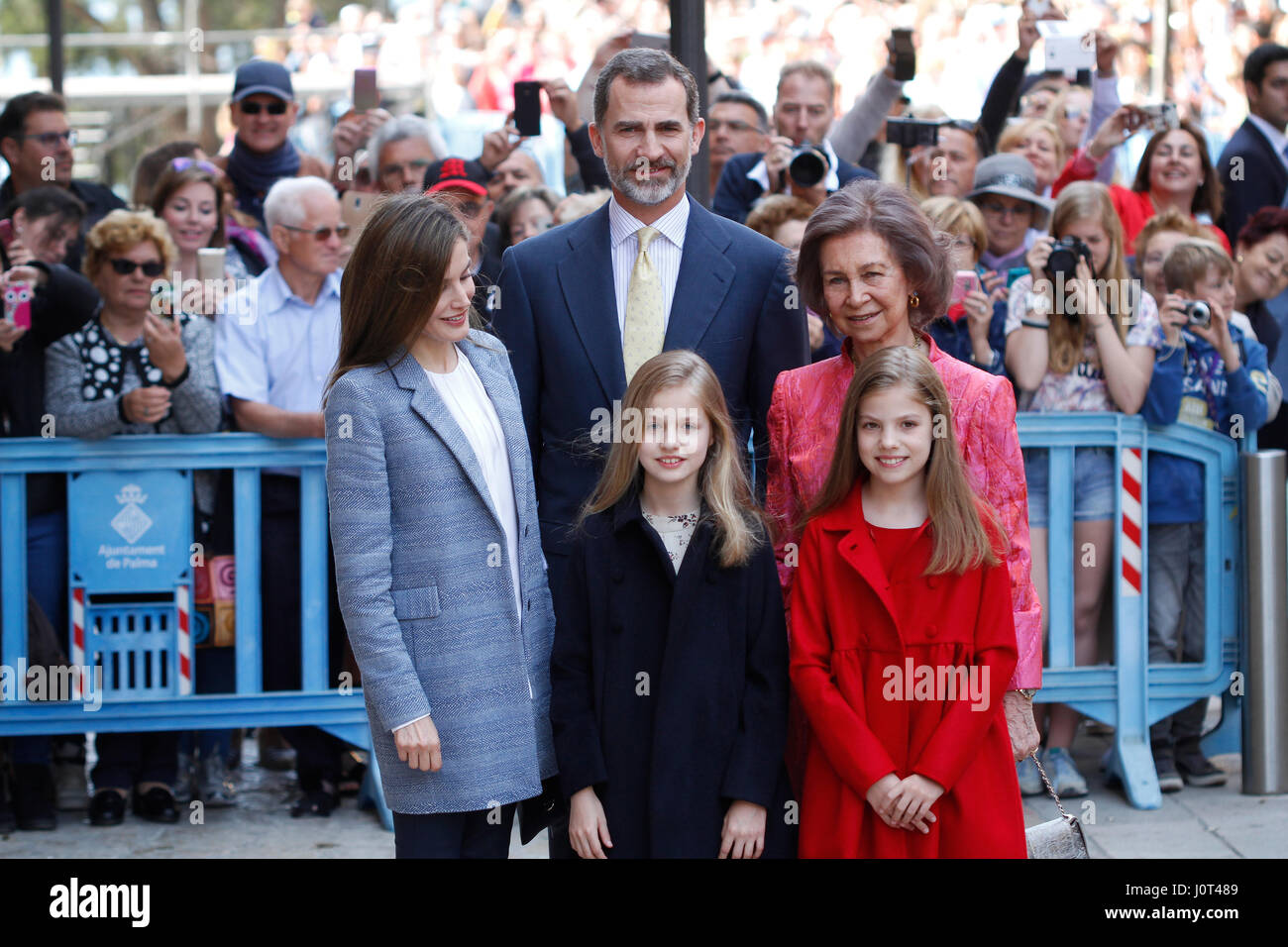 Palma de Mallorca, Espagne. 16 avr, 2017 Les rois d'Espagne Felipe et Letizia avec leurs filles l'infante Sofia et la princesse Leonor arrivant dans la cathédrale de Palma de Majorque, à la résurrection, masse de Pâques. Credit : Mafalda/Alamy Live News Banque D'Images
