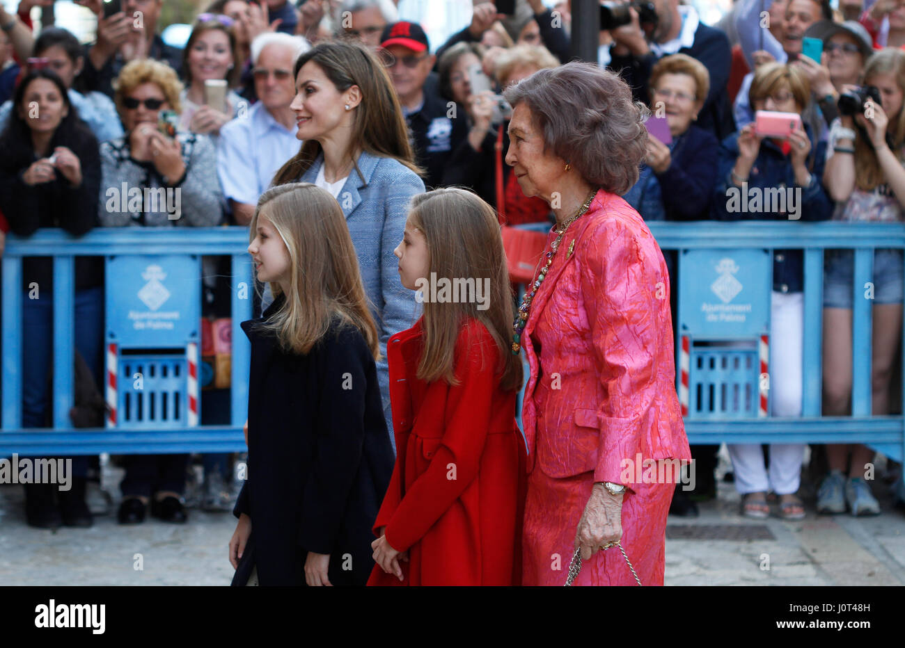Palma de Mallorca, Espagne. 16 avr, 2017 Les rois d'Espagne Felipe et Letizia avec leurs filles l'infante Sofia et la princesse Leonor arrivant dans la cathédrale de Palma de Majorque, à la résurrection, masse de Pâques. Credit : Mafalda/Alamy Live News Banque D'Images