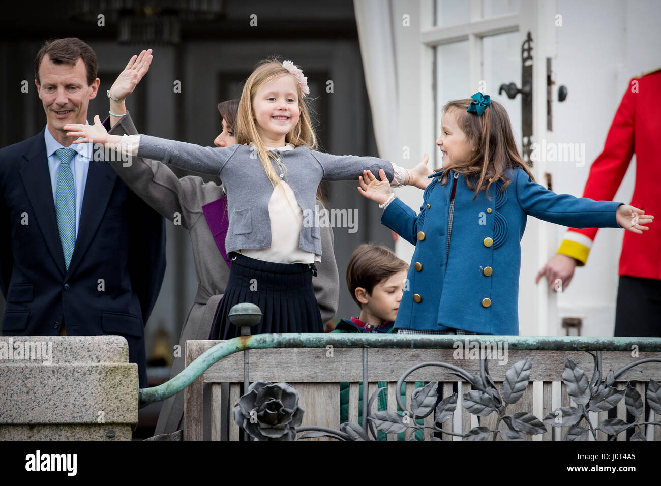 Aarhus, Danemark. Apr 16, 2017. La princesse Joséphine et la Princesse Athena du Danemark assister à la 77e anniversaire de la Reine Margrethe au palais de Marselisborg à Aarhus, Danemark, 16 avril 2017. Photo : Patrick van Katwijk Foto : Patrick van Katwijk/Dutch Photo Presse/dpa/Alamy Live News Banque D'Images