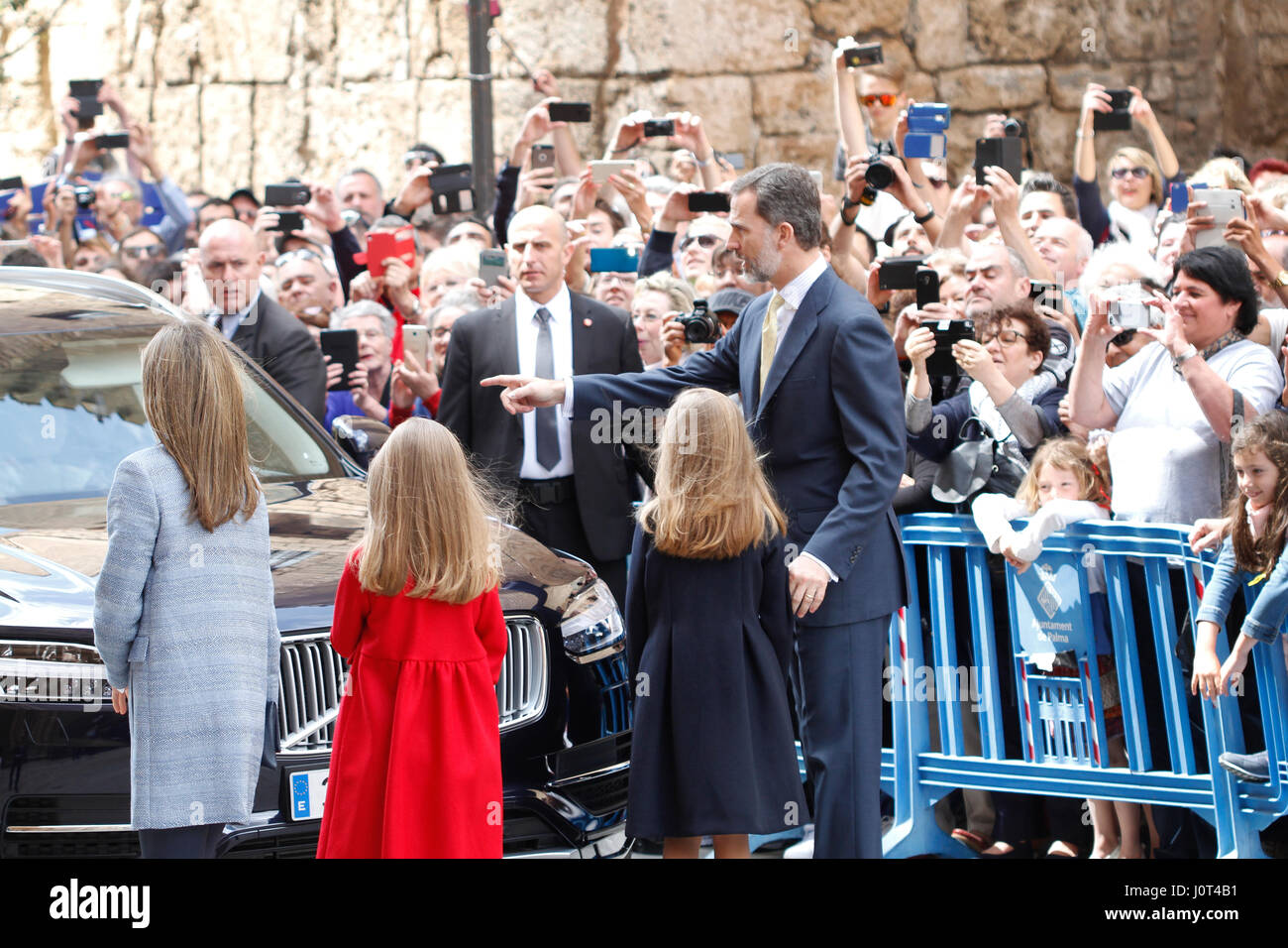 Palma de Mallorca, Espagne. 16 avr, 2017 Les rois d'Espagne Felipe et Letizia avec leurs filles l'infante Sofia et la princesse Leonor arrivant dans la cathédrale de Palma de Majorque, à la résurrection, masse de Pâques. Credit : Mafalda/Alamy Live News Banque D'Images