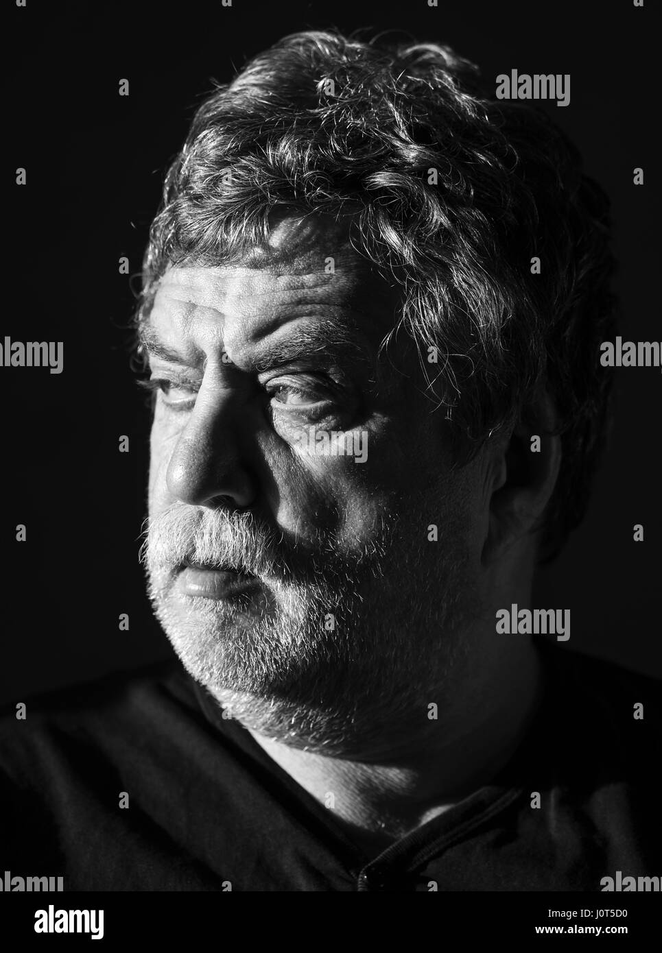 Le noir et blanc portrait of caucasian man avec barbe et moustache à la route. Apr 15, 2017. Crédit : Igor Golovniov/ZUMA/Alamy Fil Live News Banque D'Images