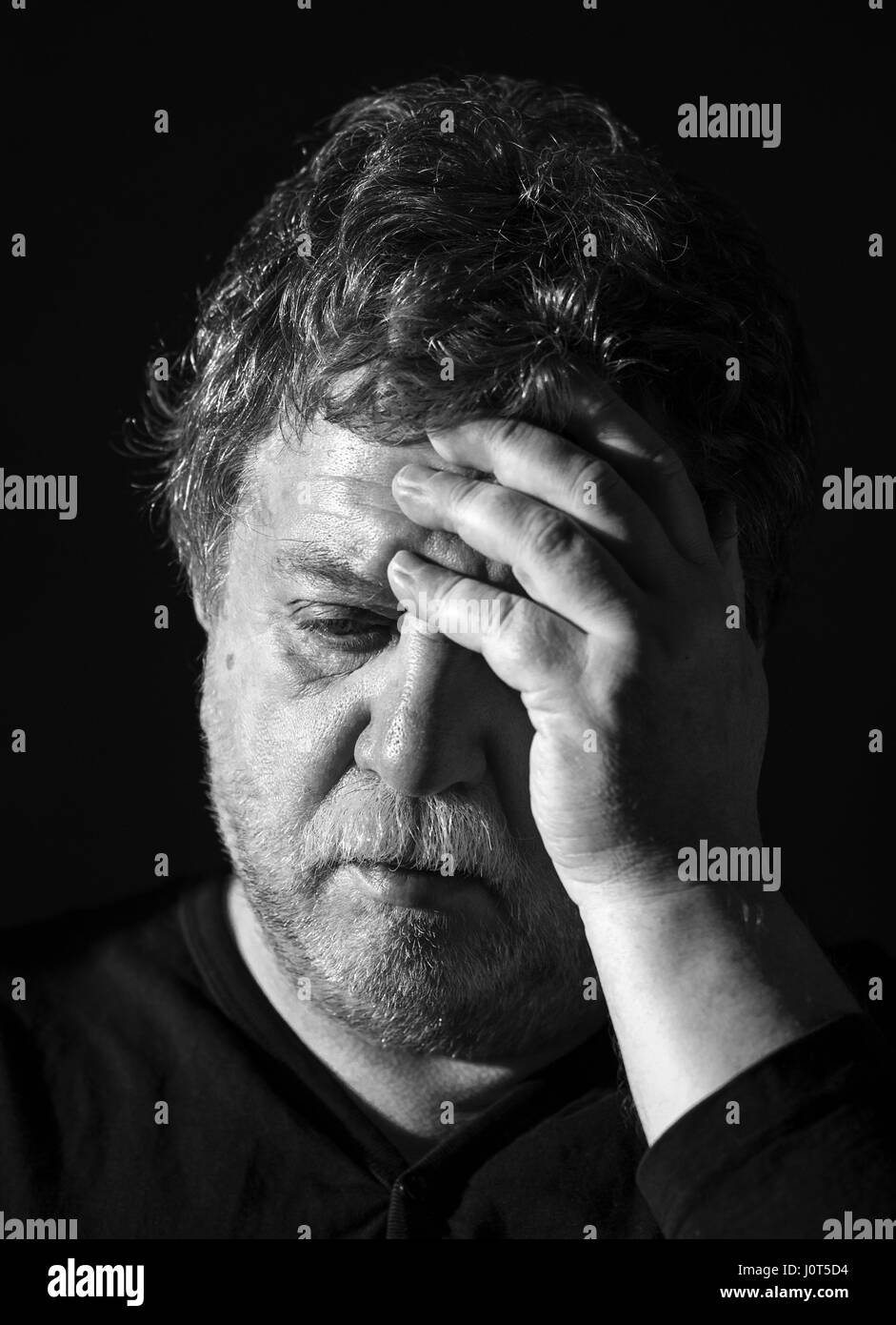 15 avril 2017 - noir et blanc portrait of caucasian homme triste avec barbe et moustache Golovniov Crédit : Igor/ZUMA/Alamy Fil Live News Banque D'Images