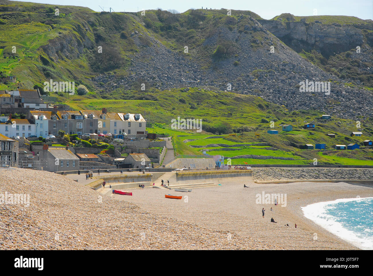 Portland, UK. Apr 16, 2017. Les randonneurs et les pêcheurs ont bravé le vent glacial pour profiter du soleil le long de la plage de Chesil, Portland, le dimanche de Pâques Crédit : Stuart fretwell/Alamy Live News Banque D'Images