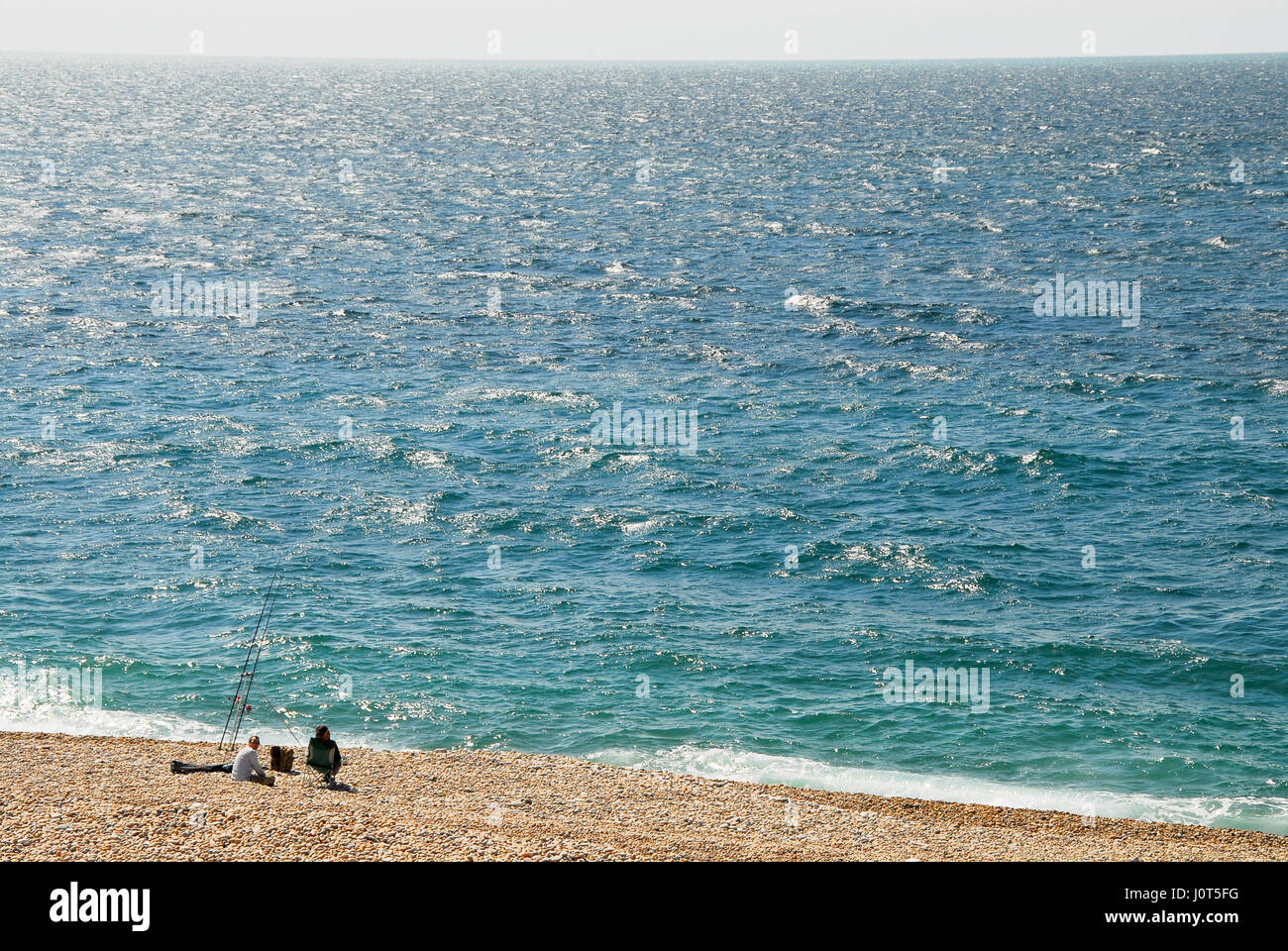 Portland, UK. Apr 16, 2017. Les randonneurs et les pêcheurs ont bravé le vent glacial pour profiter du soleil le long de la plage de Chesil, Portland, le dimanche de Pâques Crédit : Stuart fretwell/Alamy Live News Banque D'Images