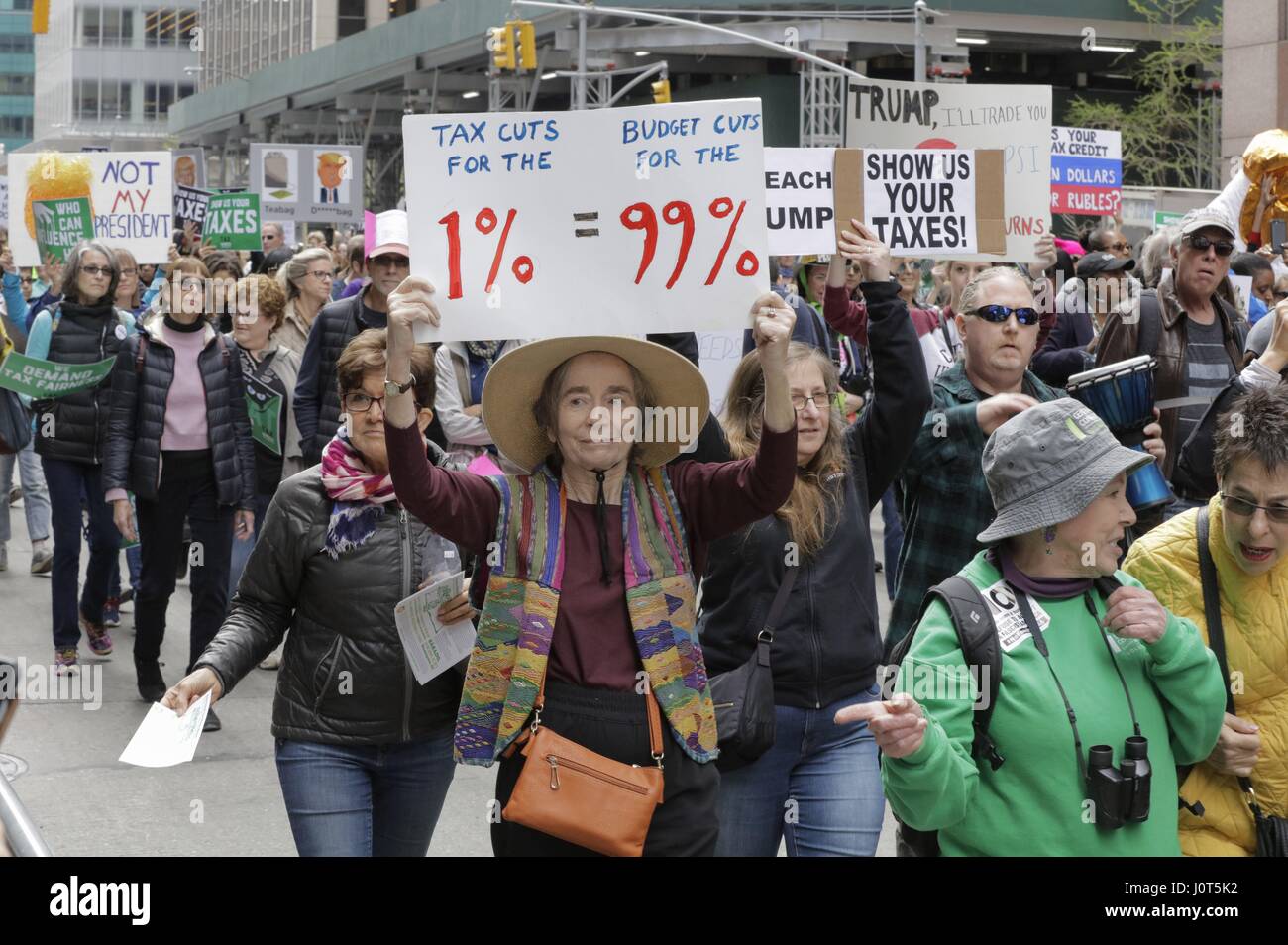 Bryant Park, New York, USA, 15 avril 2017 - Des milliers de New-Yorkais et visiter les manifestants pendant une marche le jour de l'impôt pour exiger la libération d'Atout ses impôts aujourd'hui au Sixième Avenue à New York. Photo : Luiz Rampelotto/EuropaNewswire dans le monde d'utilisation | Banque D'Images