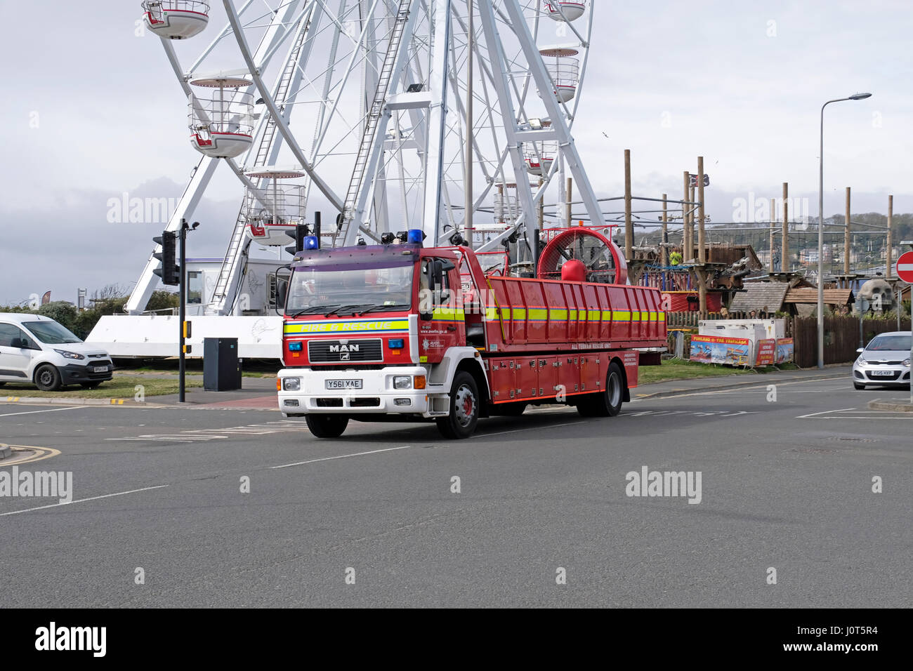 Weston-super-Mare, Royaume-Uni. 16 avril, 2017. D'Incendie et de secours d'Avon tout terrain de l'unité de sauvetage répond à un appel d'urgence. Le véhicule transporte un aéroglisseur qui peut être utilisé pour sauver les gens bloqués sur les vasières qui forment une grande partie de la côte de cette partie de Somerset. Credit : Keith Ramsey/Alamy Live News Banque D'Images