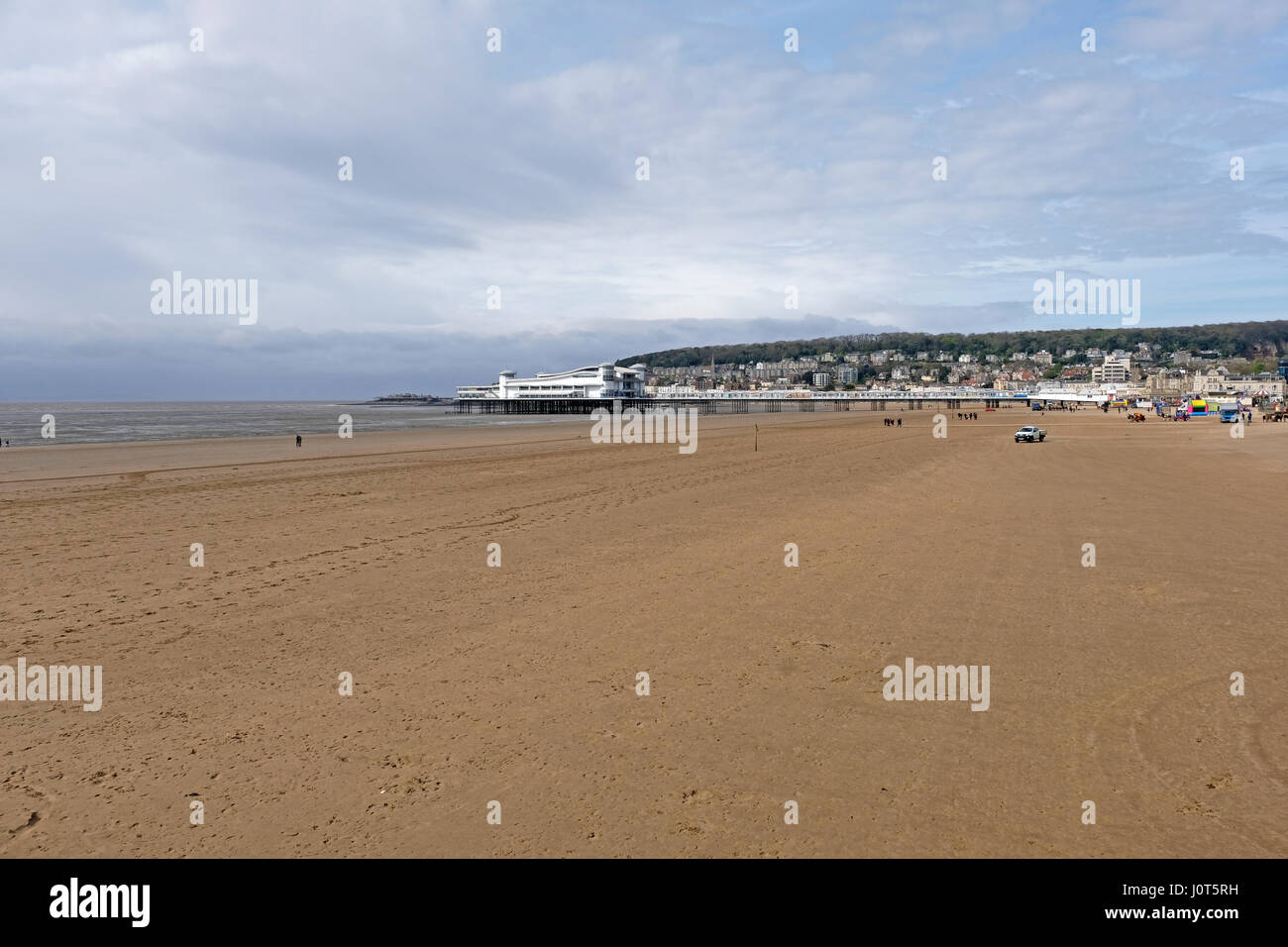 Weston-super-Mare, Royaume-Uni. 16 avril, 2017. Météo France : La plage est quasi déserte sous un ciel couvert, froid, venteux et dimanche de Pâques. Keith Ramsey/Alamy Live News Banque D'Images