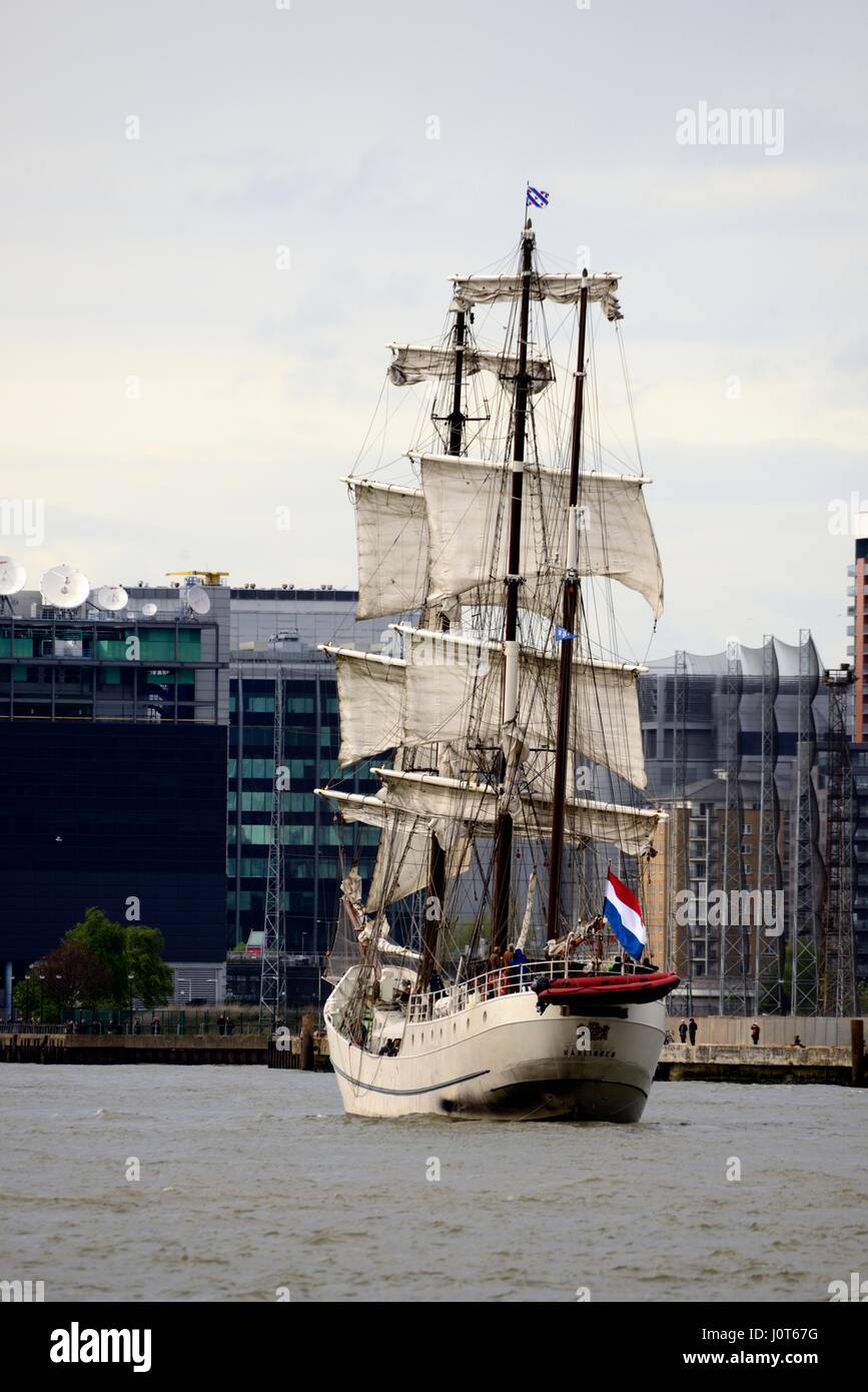 Londres, Royaume-Uni. Apr 16, 2017. La régate des grands voiliers de quitter Londres. En descendant la rivière Thames de Greenwich pour naviguer à travers l'Atlantique au Canada. Photo prise sur la rive sud de la Tamise entre Greenwich et le centre d'O2, le dimanche 16.4.2017. Credit : Mika Schick/Alamy Live News Banque D'Images