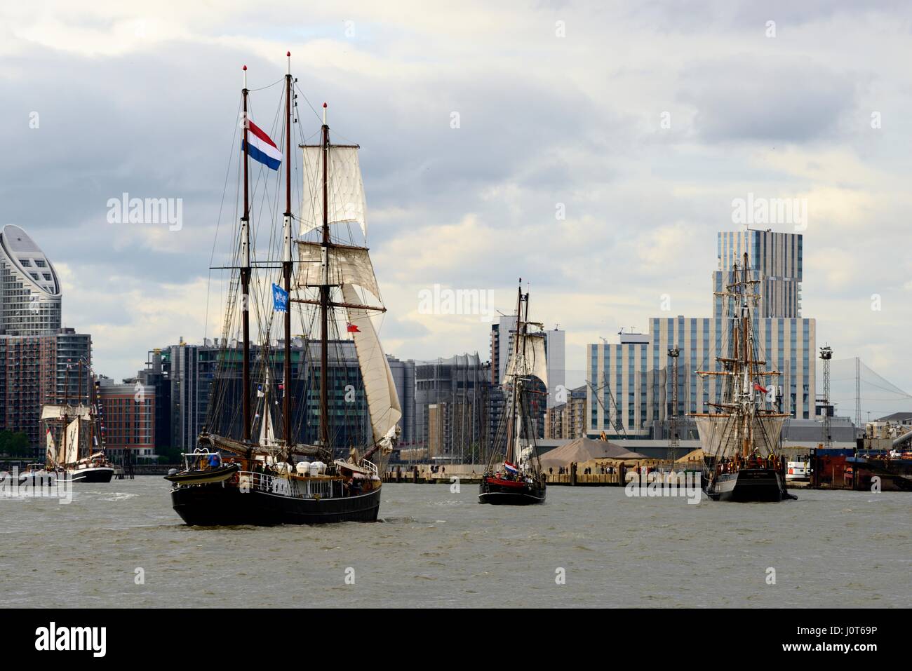 Londres, Royaume-Uni. Apr 16, 2017. La régate des grands voiliers de quitter Londres. En descendant la rivière Thames de Greenwich pour naviguer à travers l'Atlantique au Canada. Photo prise sur la rive sud de la Tamise entre Greenwich et le centre d'O2, le dimanche 16.4.2017. Credit : Mika Schick/Alamy Live News Banque D'Images