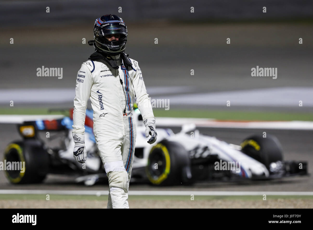 Sakhir, Bahreïn. Apr 16, 2017. Sport Automobile : Championnat du Monde de Formule 1 de la FIA 2017, Grand Prix de Bahreïn, # 18 Promenade Lance ( POUVEZ, Williams Martini Racing), Crash de quitter sa voiture, 16.04.2017. Utilisation dans le monde entier | Credit : dpa/Alamy Live News Banque D'Images