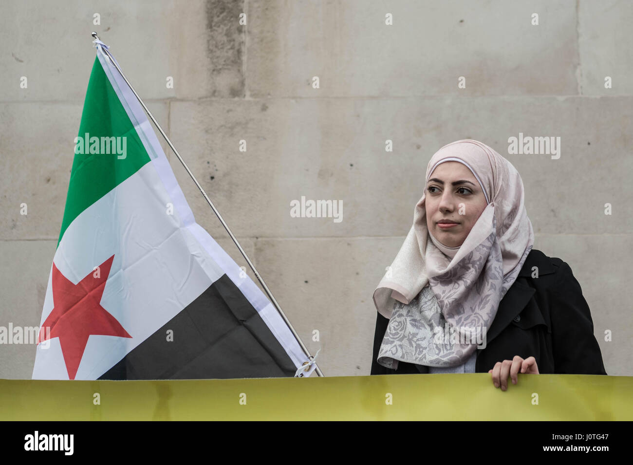 Londres, Royaume-Uni. 13 avril, 2017. Les femmes pour la Syrie vigile. Les femmes et les partisans assister à une veillée et rassemblement à Trafalgar Square organisé par campagne de solidarité de la Syrie à la suite des récentes atrocités en Syrie pour demander au gouvernement britannique d'accorder plus de réfugiés syriens dans le Royaume-Uni. © Guy Josse/Alamy Live News Banque D'Images