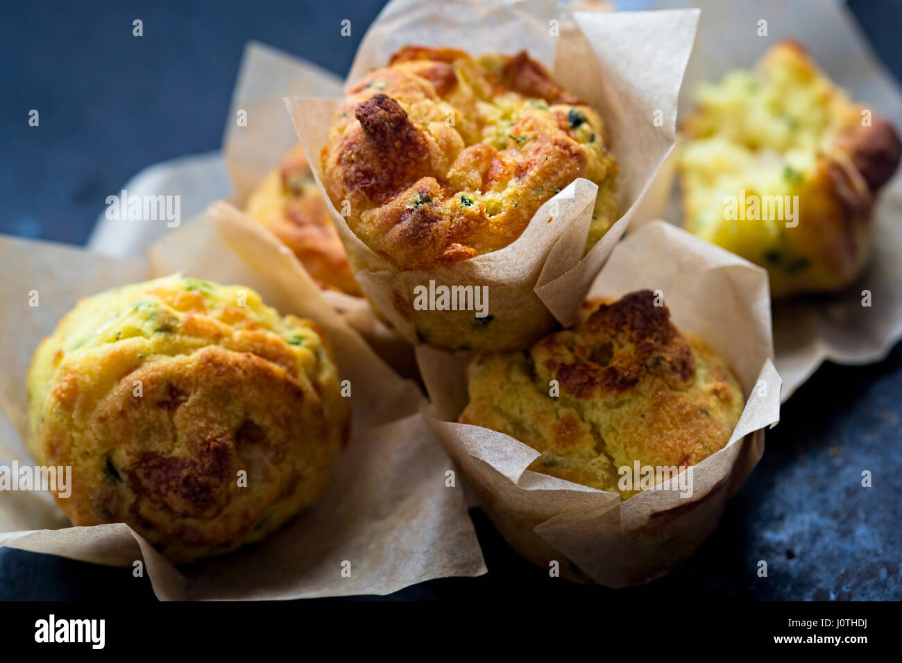 Mini muffins salés oignons fromage Banque D'Images