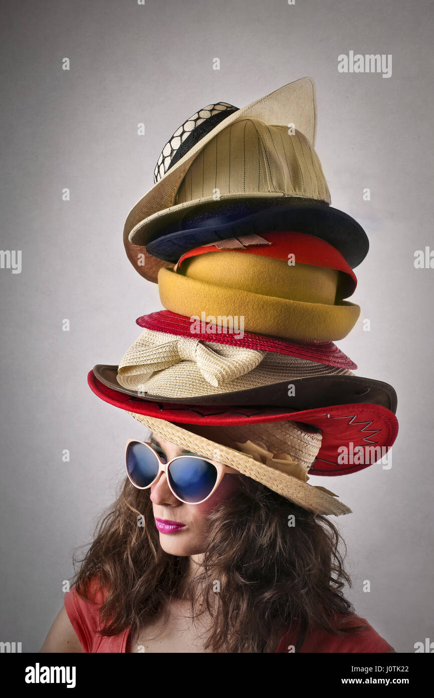 Lunettes de soleil femme en portant un grand nombre de chapeaux Photo Stock  - Alamy