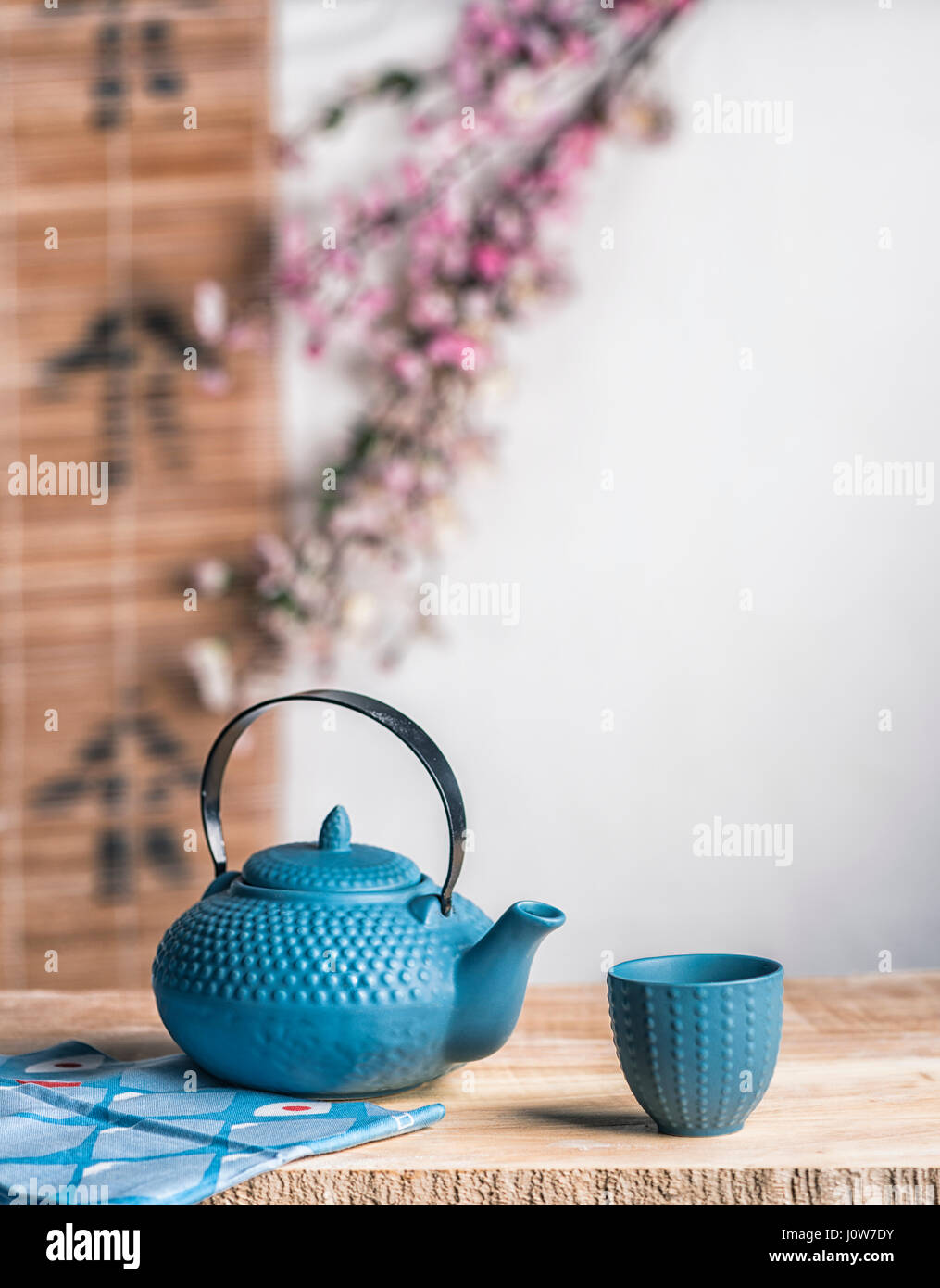 Le jeûne avec du thé japonais Sencha, principalement pour le corps et l'esprit de désintoxication. Banque D'Images