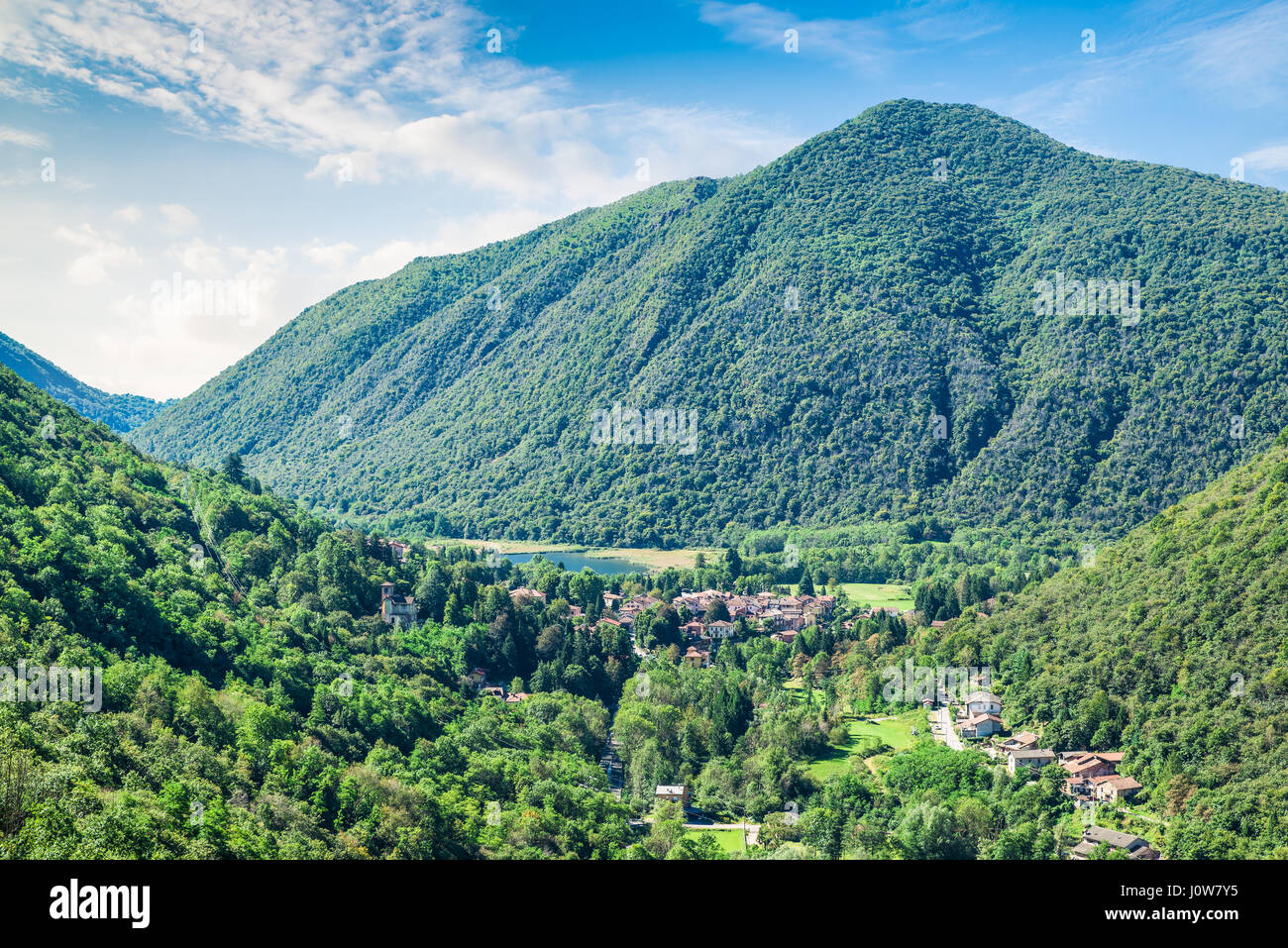 Valganna avec lac et Ganna Ganna, province de Varese, Italie du nord. Vue aérienne de Valganna dans un beau jour d'été Banque D'Images