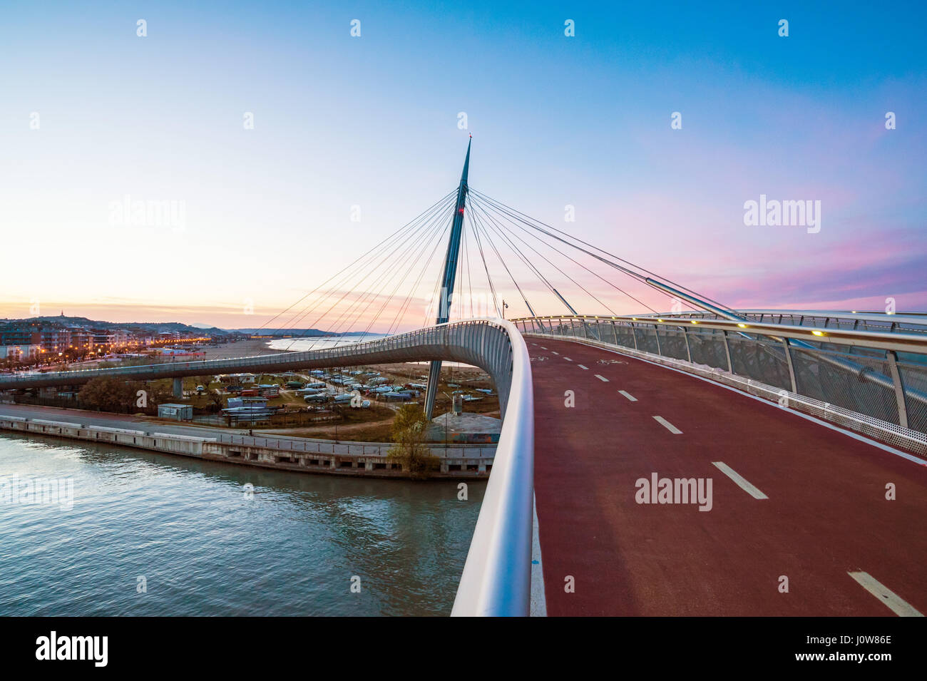 PESCARA, ITALIE - Le Ponte del Mare pont monumental et la grande roue au crépuscule, dans le canal et le port de la ville de Pescara, Abruzzes Banque D'Images