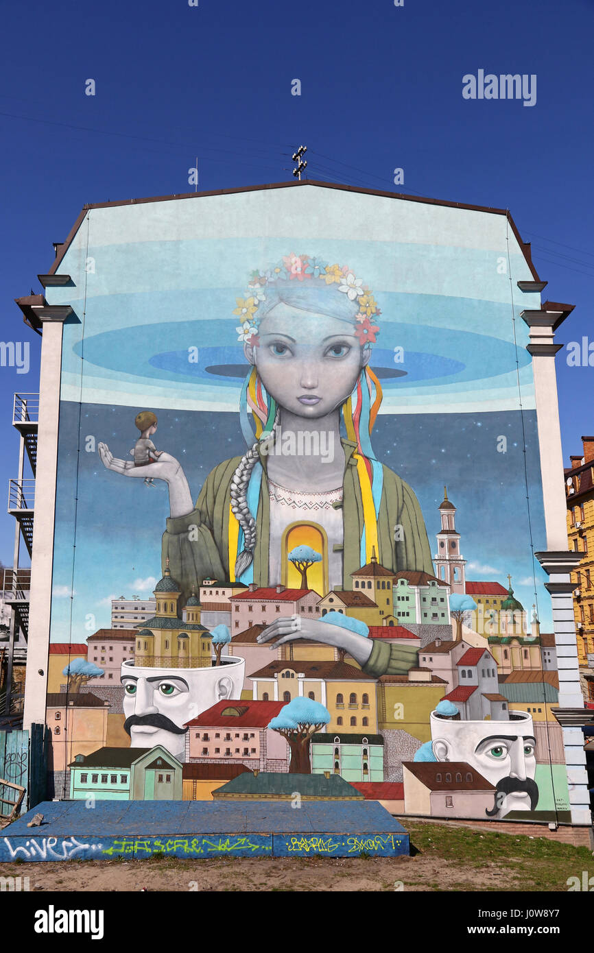 Street Art peinture avec jeune fille ukrainienne sur une maison de descente Andriyivskyy à Kiev de la vieille ville. Peintres Oleksiy Kislov et Julien Malland Banque D'Images