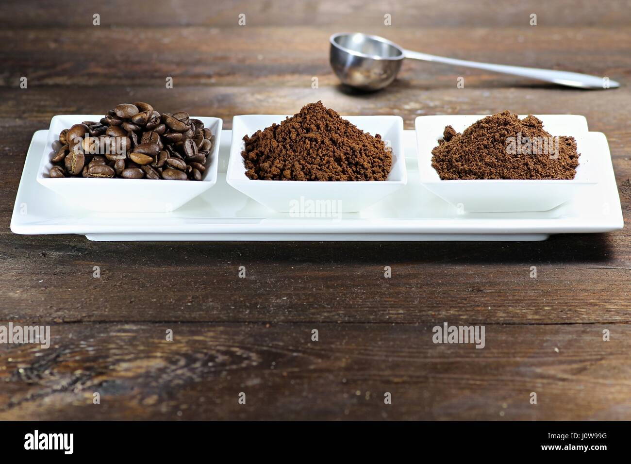 Assortiment de différents produits du café sur fond de bois Banque D'Images