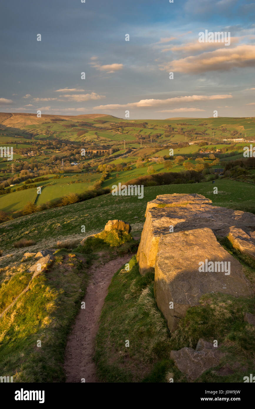 Vue depuis le sommet rocheux de Eccles Pike dans le Peak District, Derbyshire, Angleterre. Une belle soirée de printemps avec vue vers Chinley. Banque D'Images