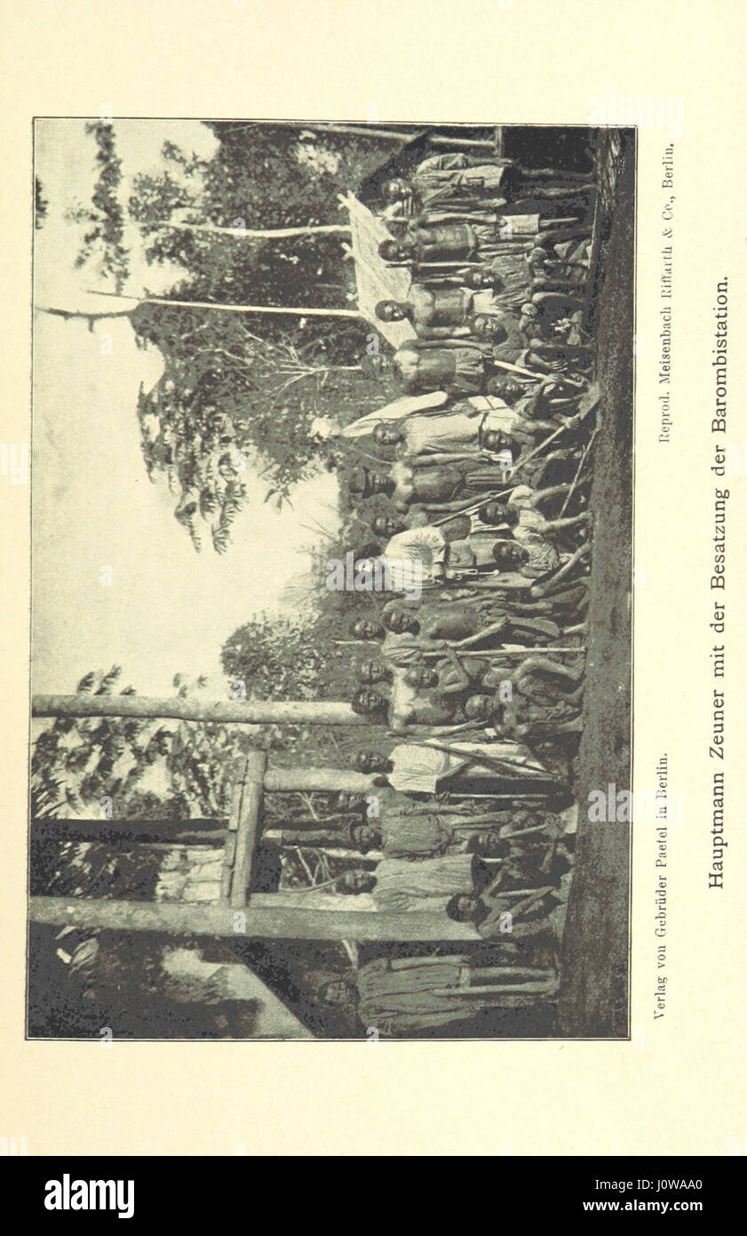 Ce travail détaille les explorations entreprises entre 1886 et 1892 dans le nord du Cameroun, commandées par le ministère allemand des Affaires étrangères pour explorer et cartographier la région. Le livre comprend des illustrations et fournit un aperçu de la géographie, des personnes et des défis rencontrés pendant les expéditions. Banque D'Images