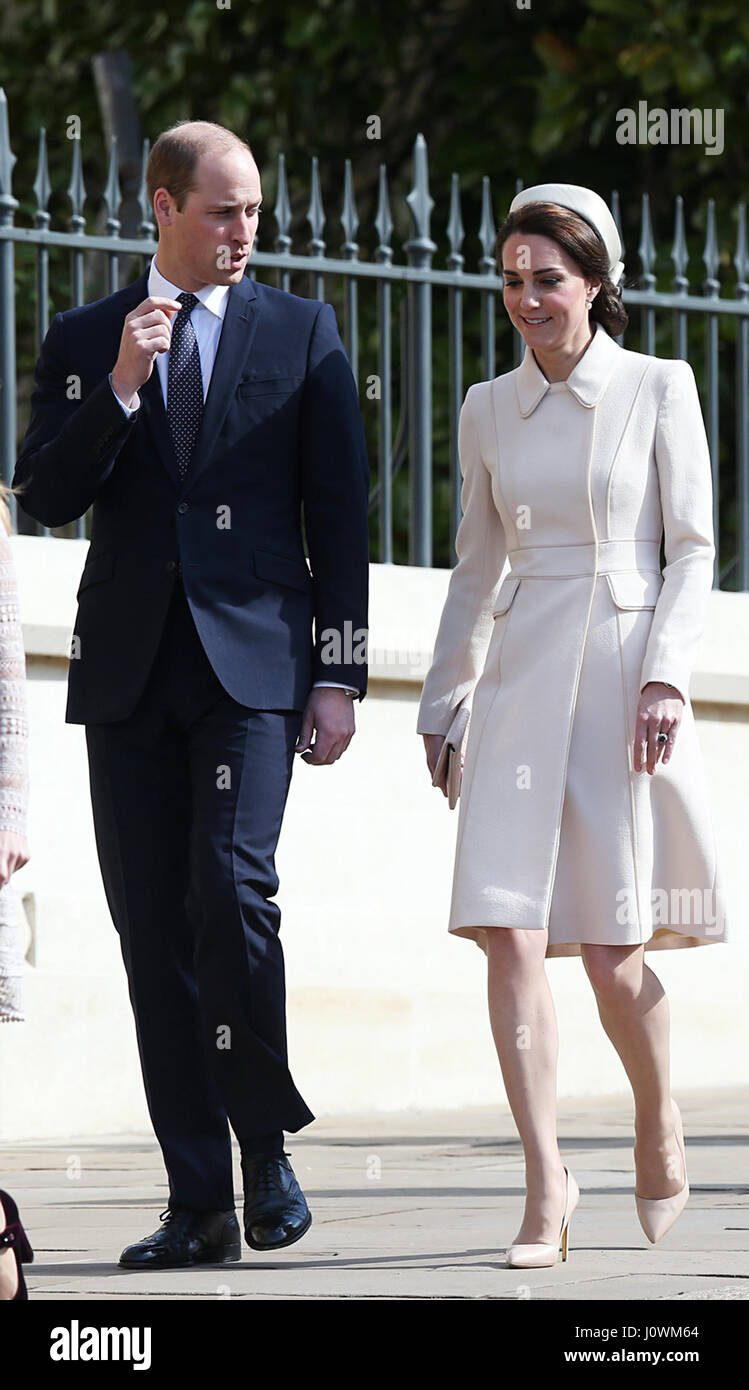 Le duc et la duchesse de Cambridge arrivent pour assister à l'entretien le dimanche de Pâques à la Chapelle St George du château de Windsor dans le Berkshire. Banque D'Images