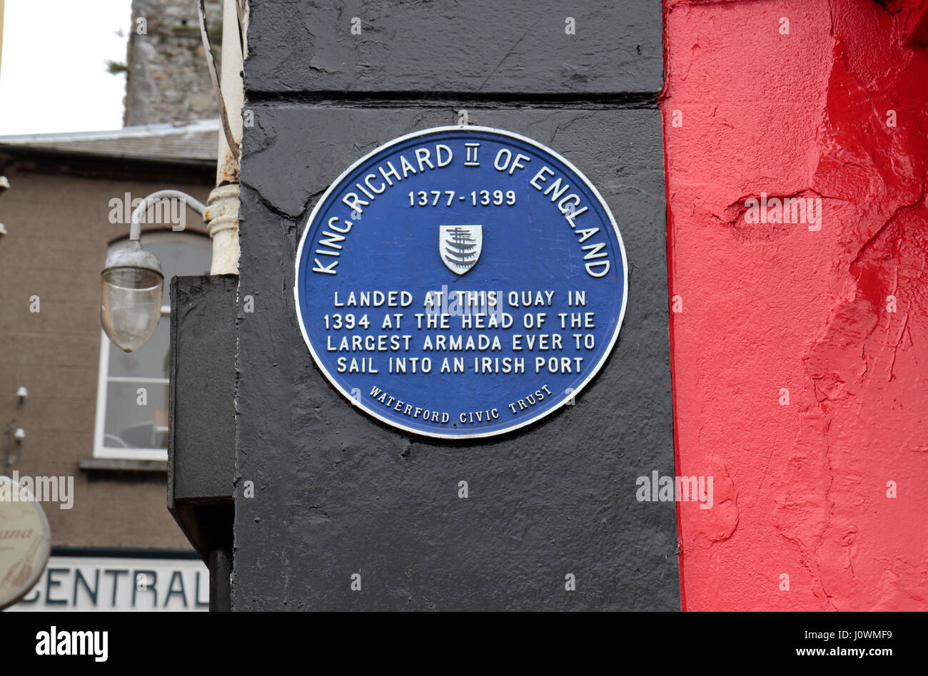 Plaque commémorative soulignant que le roi Richard II d'Angleterre a débarqué dans la ville de Waterford, Waterford Co., de l'Irlande (Eire). Banque D'Images